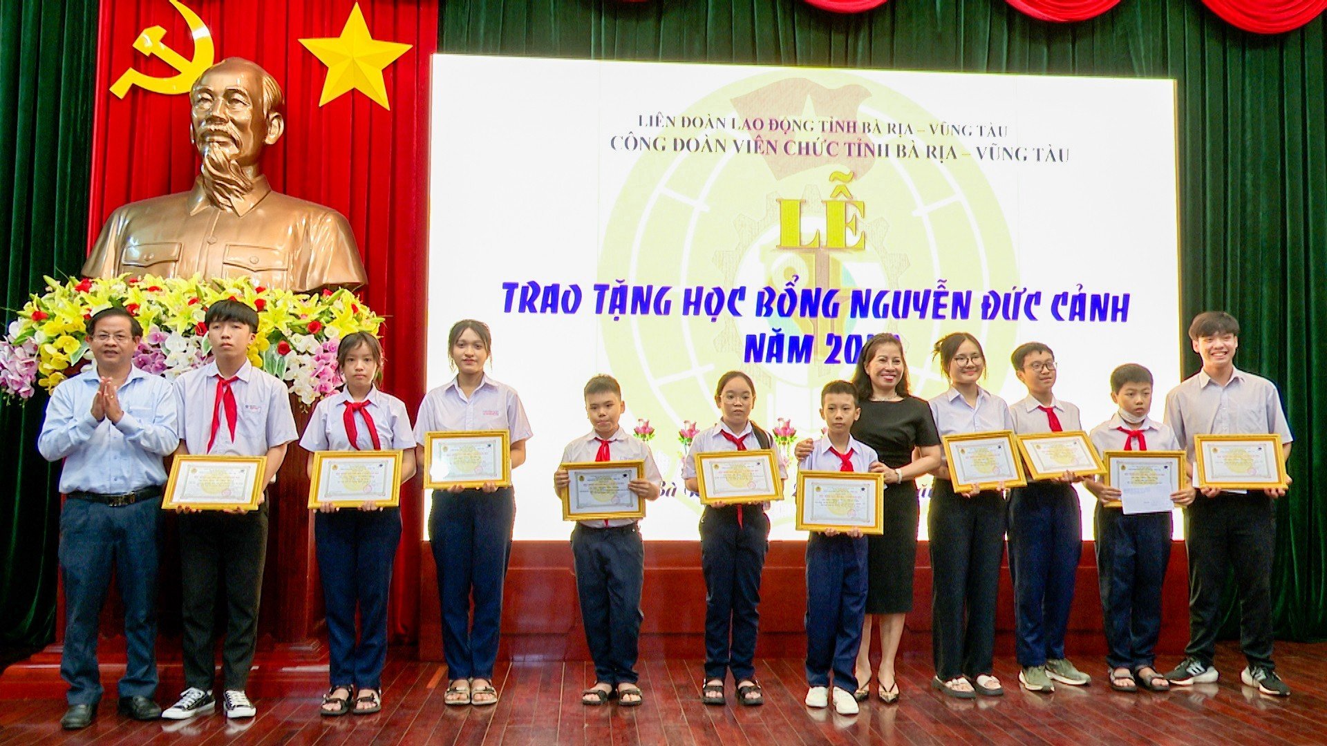 Buổi lễ vinh danh và trao học bổng diễn ra trong không khí xúc động