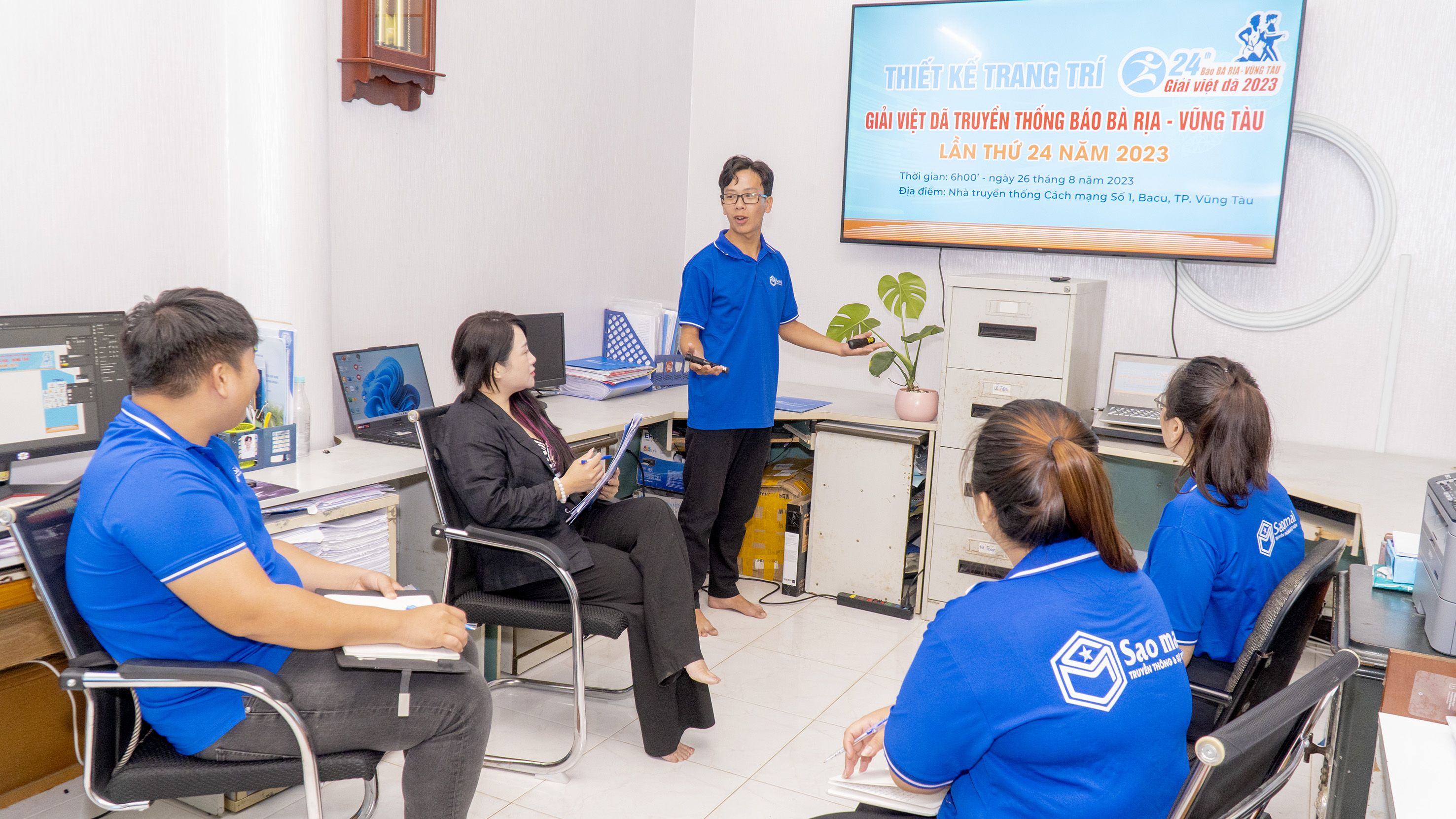 Nhiều ngày qua, cán bộ, công nhân viên Công ty Công ty Truyền thông và Sự kiện Sao Mai đã gấp rút thực hiện các ý tưởng tổ chức, thiết kế cho sự kiện.
