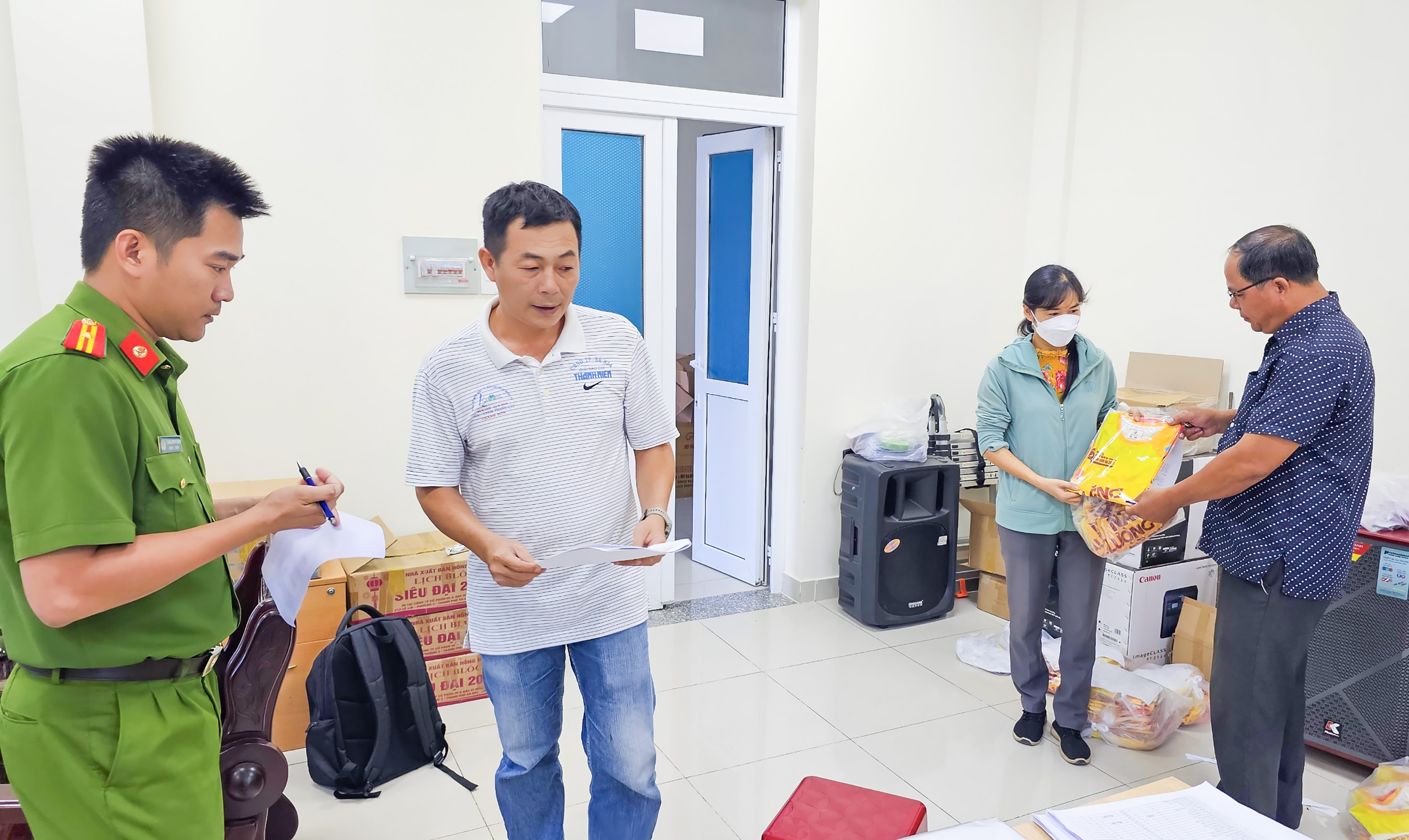 Đông thời với công tác chuẩn bị về sân khấu, công tác phát áo, số đeo cho các đoàn VĐV cũng được BTC khẩn trương thực hiện. Trong ảnh: BTC phát áo, số đeo cho các đoàn VĐV tại trụ sở Báo Bà Rịa - Vũng Tàu, số 68, đường Trường Chinh, TP. Bà Rịa.