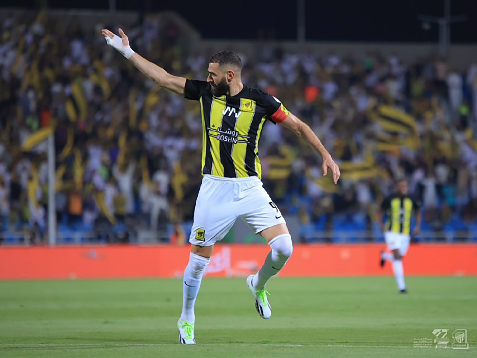 Benzema mừng bàn vào lưới Al Riyadh.