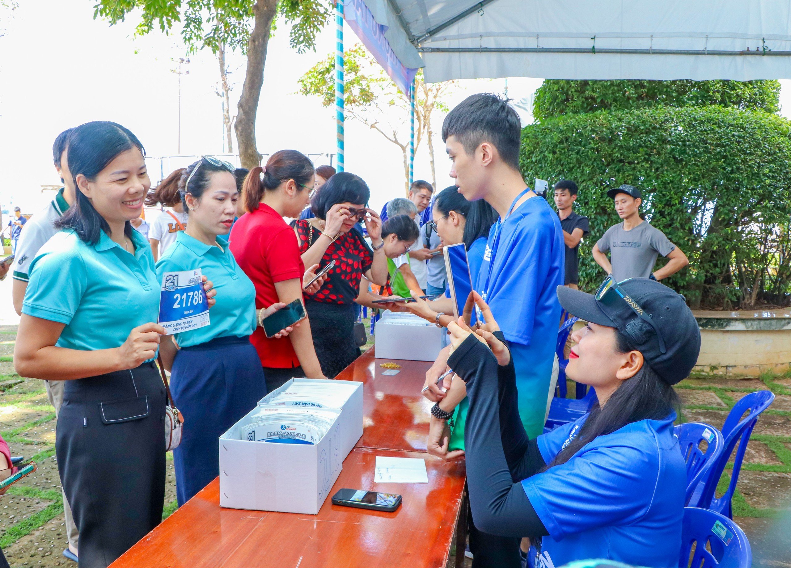 VĐV nhận BIB và check chip điện tử sáng 25/8.