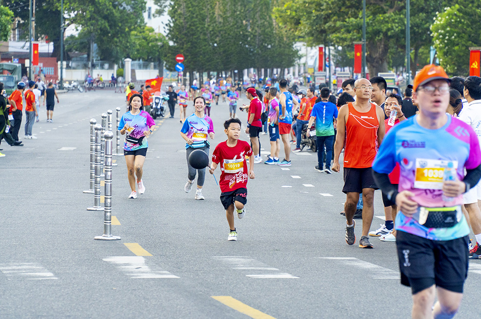 VĐV nhí tham gia chạy cự ly 10 km.