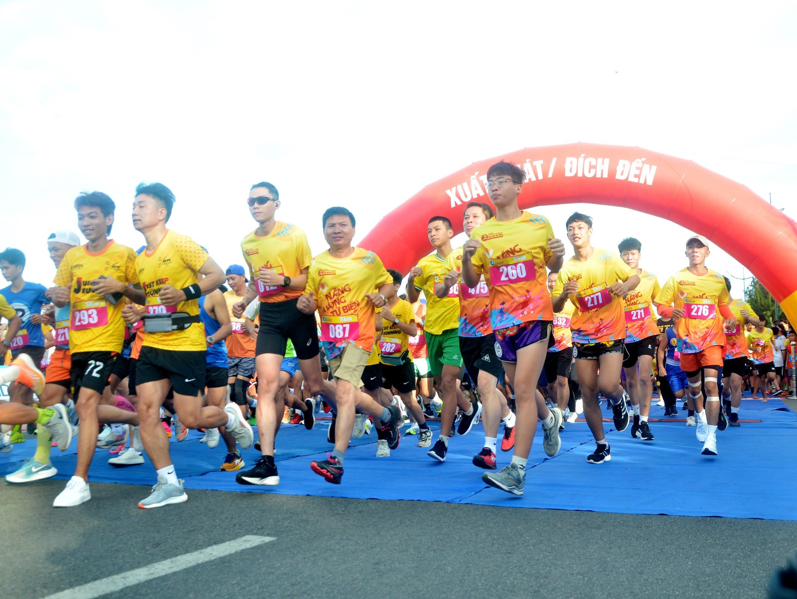 VĐV nam xuất phát cự ly 5km.