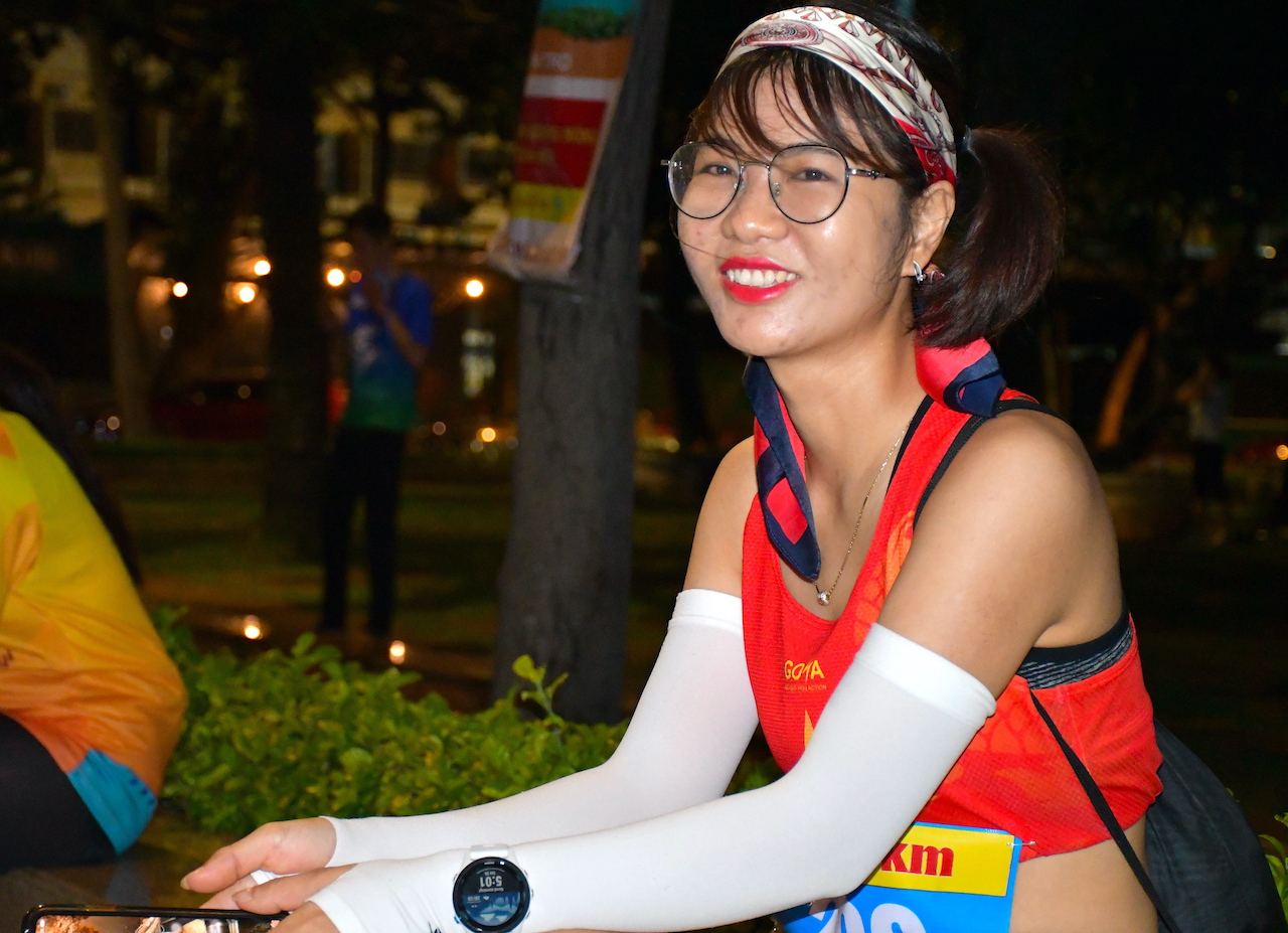 VĐV Nguyễn Thị Duyên (ngụ TP. Hồ Chí Minh) trước giờ chạy cự ly 5km. 