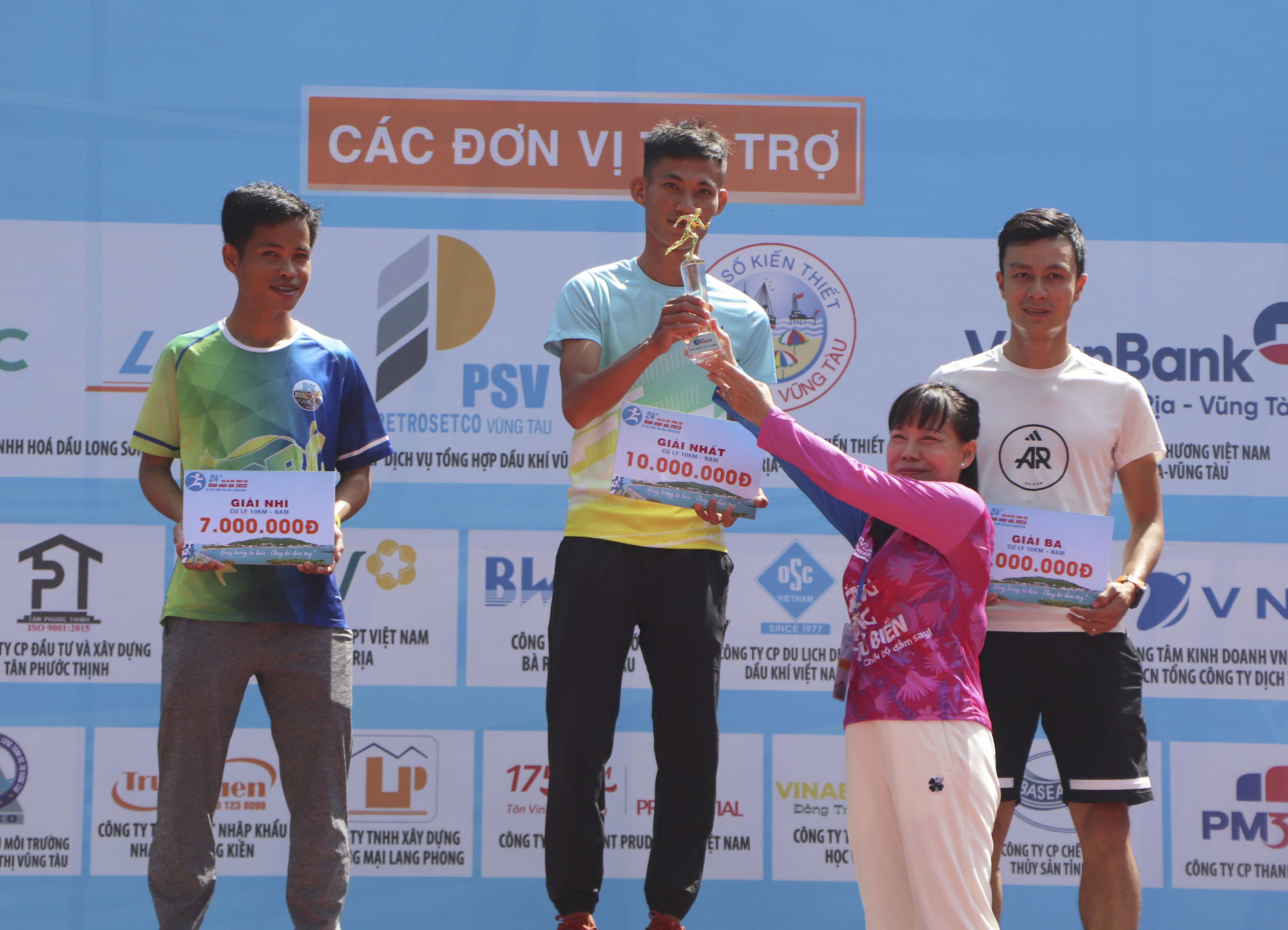 Bà Đỗ Nguyễn Hoàng Dung, Quyền Tổng Biên tập Báo Bà Rịa-Vũng Tàu trao giải VĐV đoạt giải cự ly 10km nam.