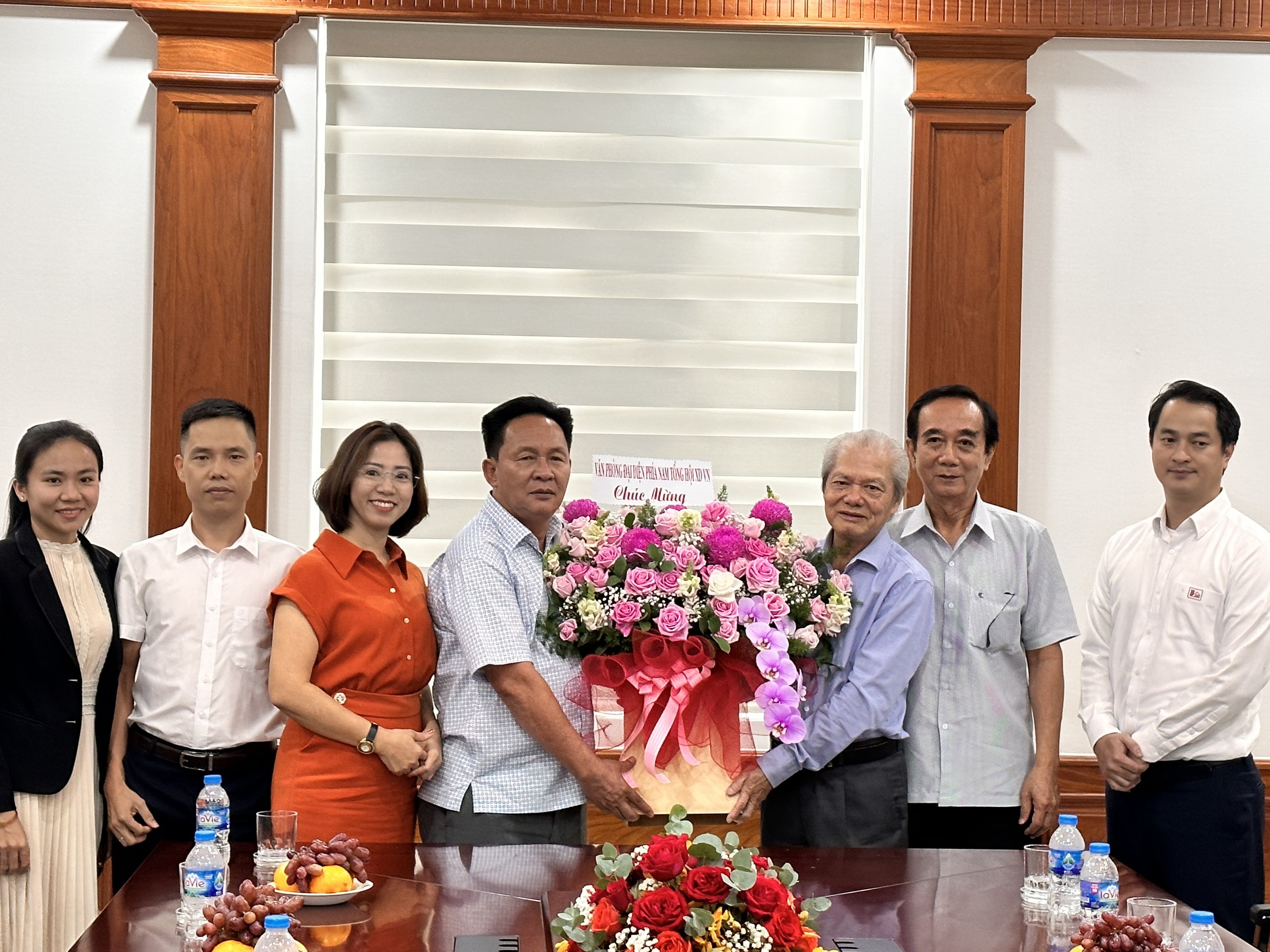 Ông Tống Văn Nga, Chủ tịch Hội Vật liệu xây dựng Việt Nam, Trưởng đại diện văn phòng phía Nam - Tổng Hội Xây dựng Việt Nam tặng hoa chúc mừng Công ty TNHH Xây dựng Đông Nam