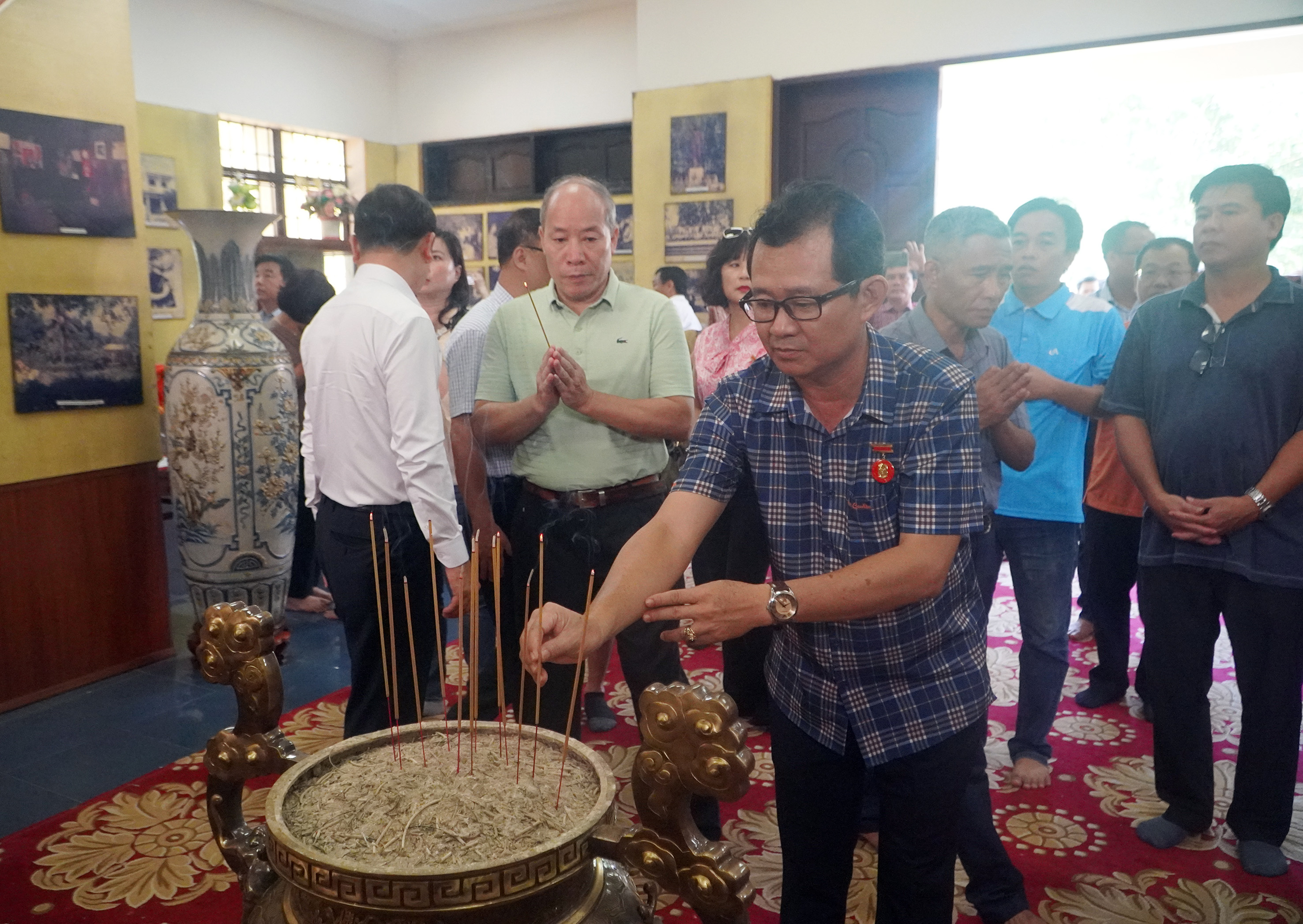 Lãnh đạo các cơ quan báo chí dâng hương tại Đền thờ nữ Anh hùng liệt sĩ võ Thị Sáu.