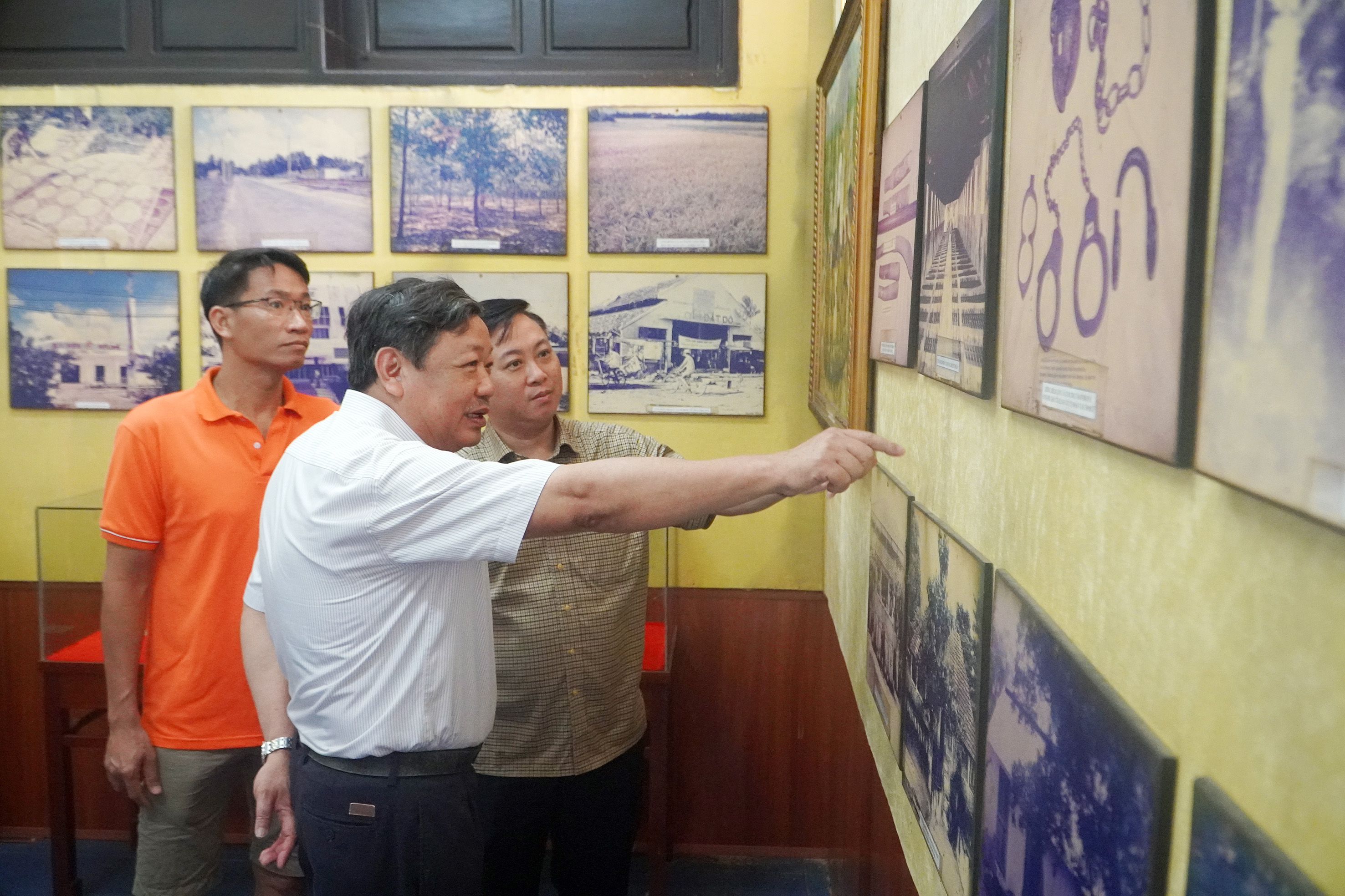 Lãnh đạo các cơ quan báo chí tham quan Đền thờ nữ Anh hùng liệt sĩ Võ Thị Sáu.