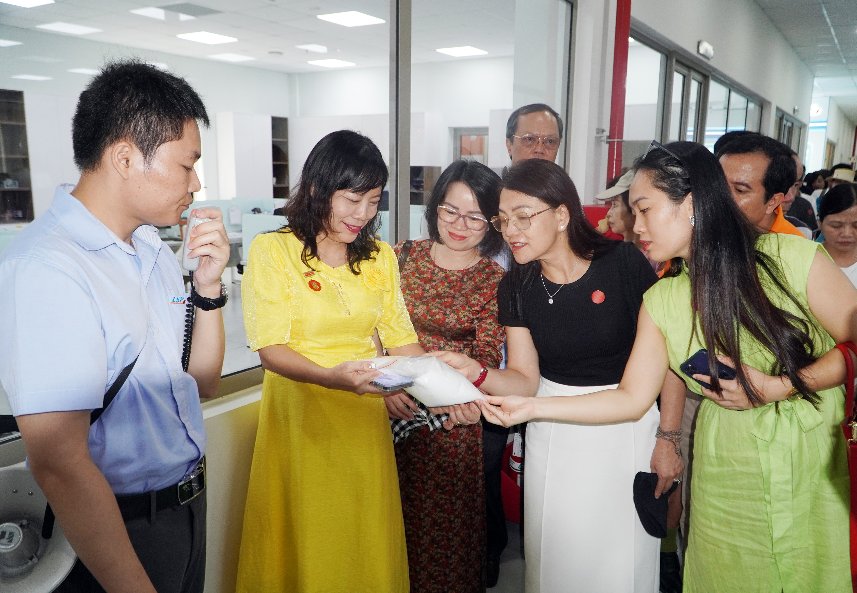 Nhân viên LSP giới thiệu về quy trình sản xuất của DN cho lãnh đạo, phóng viên các cơ quan thông tấn, báo chí.