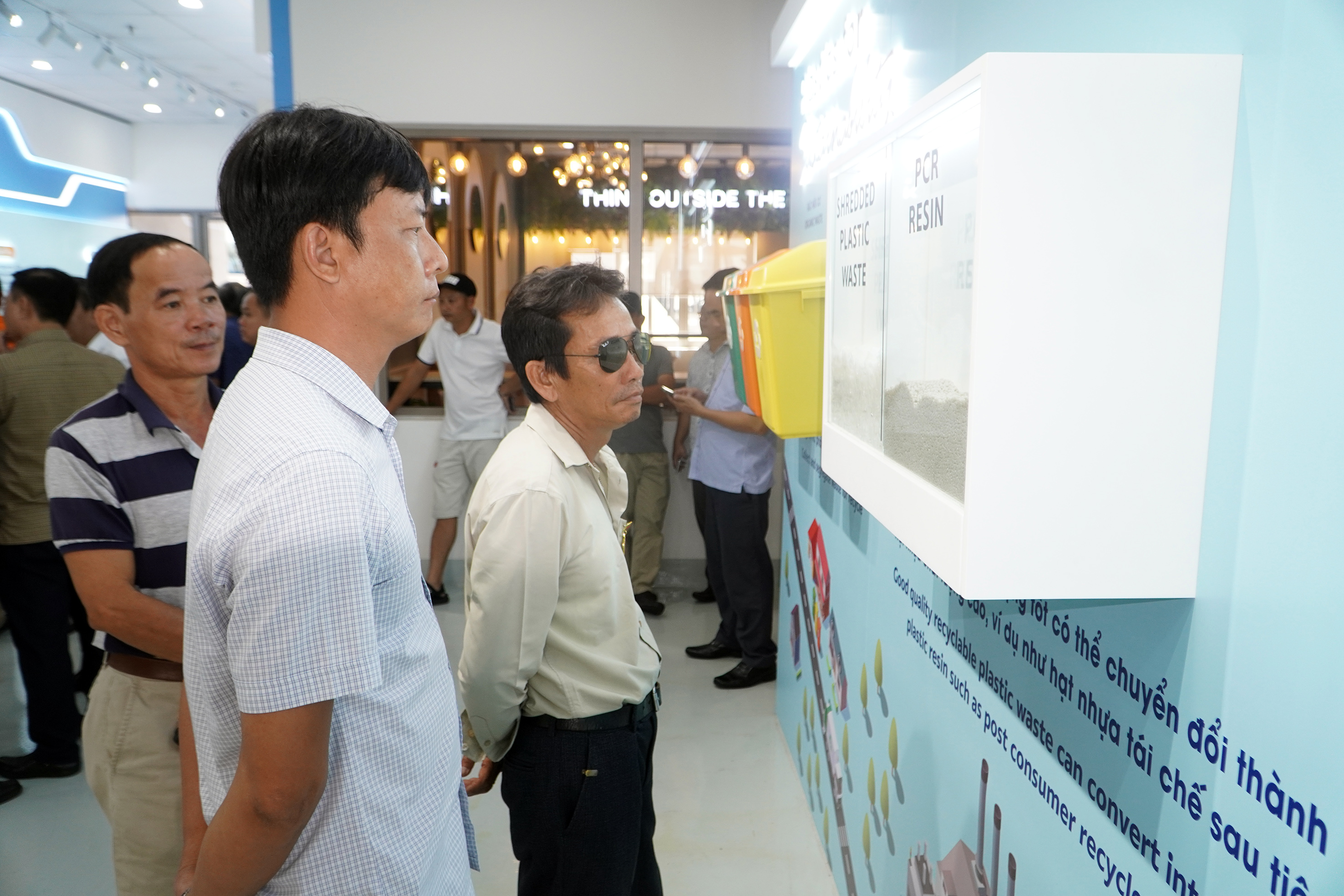 Lãnh đạo, phóng viên của đoàn các cơ quan thông tấn, báo chí tham quan LSP.