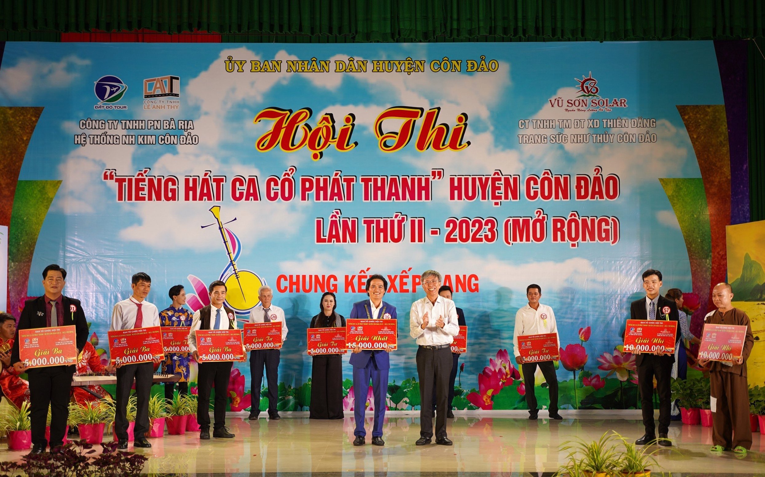 Ông Nguyễn Anh Nhựt, Phó Bí thư Huyện ủy  Côn Đảo trao giải Nhất đến thí sinh Phạm Hoàng Thu (tỉnh Long An). Ảnh: MẠNH CƯỜNG.