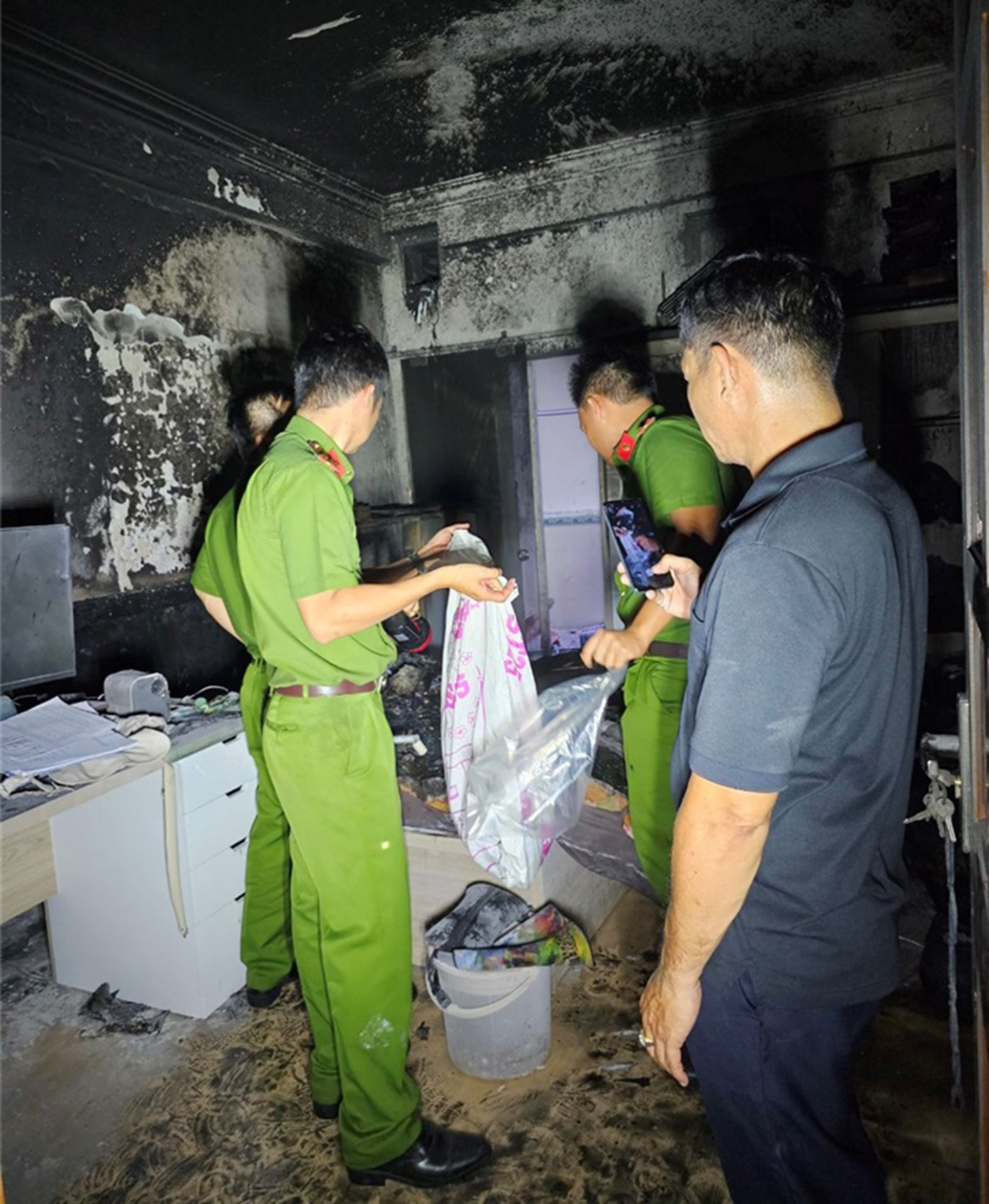 Lực lượng chức năng khám nghiệm hiện trường điều tra nguyên nhân vụ việc. 