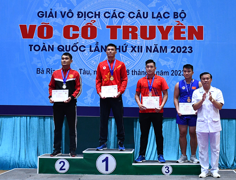 Ban tổ chức trao giải cho các VĐV nam ở hạng cân 95kg.