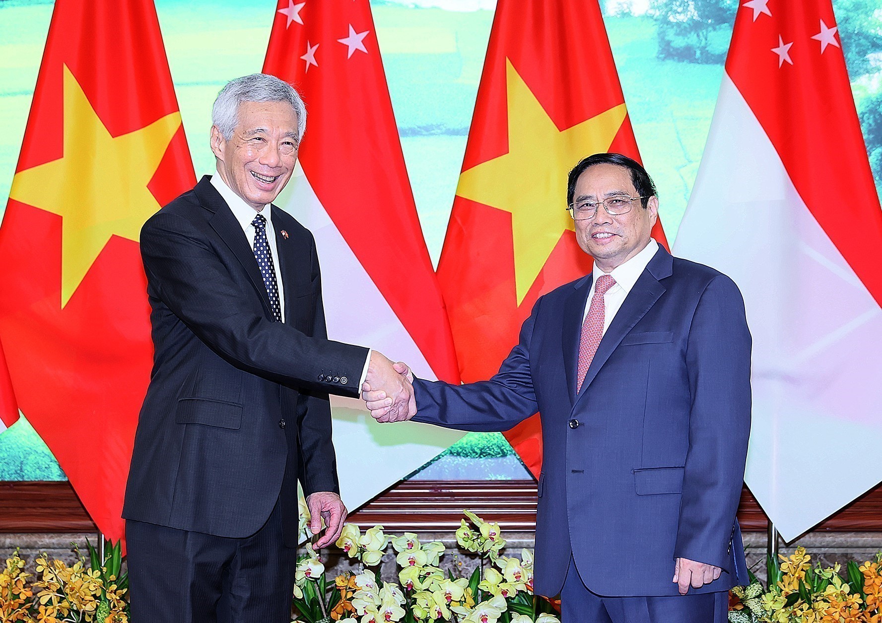 Thủ tướng Phạm Minh Chính và Thủ tướng nước Cộng hòa Singapore Lý Hiển Long chụp ảnh chung.  Ảnh: DƯƠNG GIANG