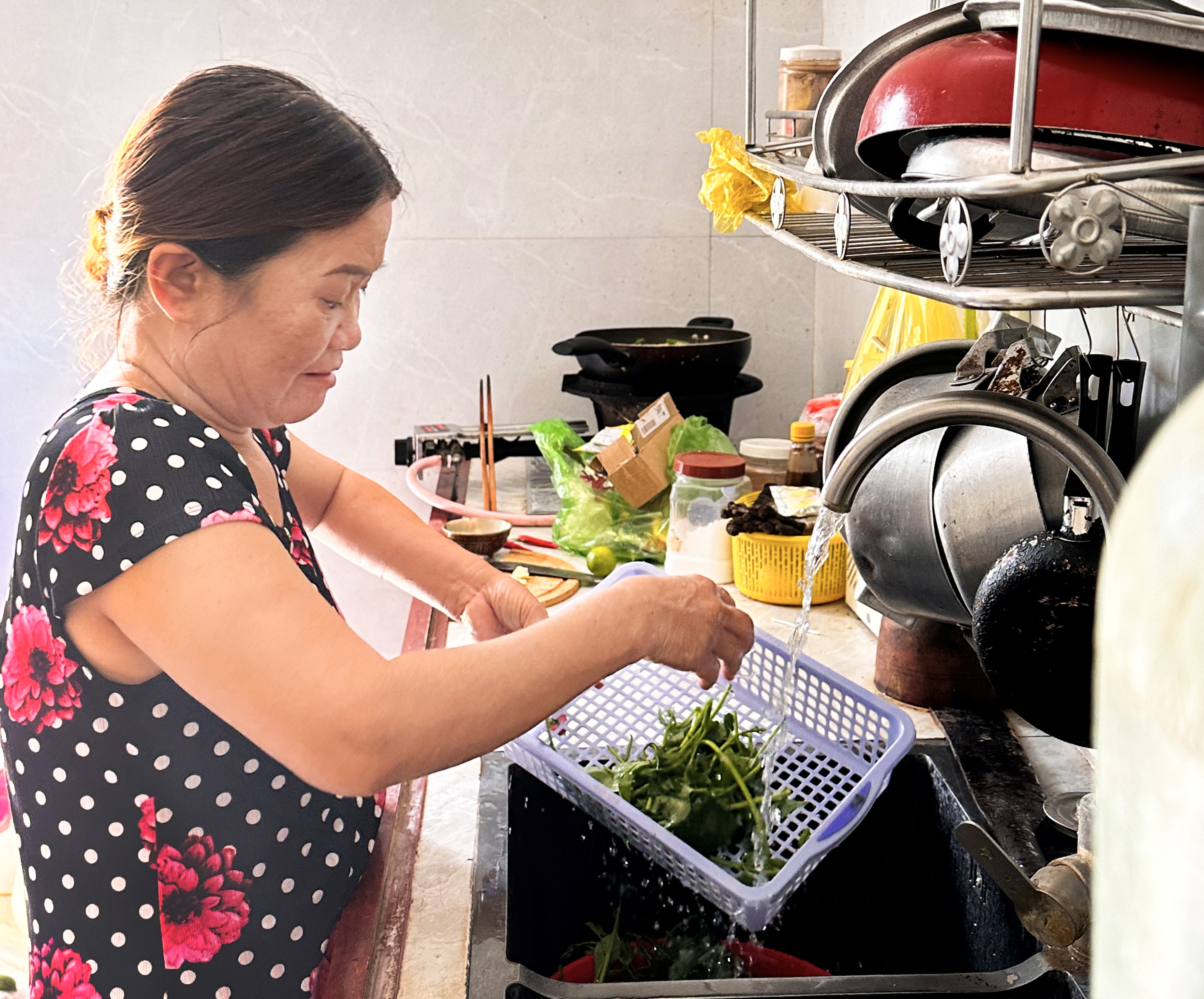 Gia đình bà Tạ Thị Hoa phải sử dụng nước giếng khoan, nước mưa để phục vụ sinh hoạt.