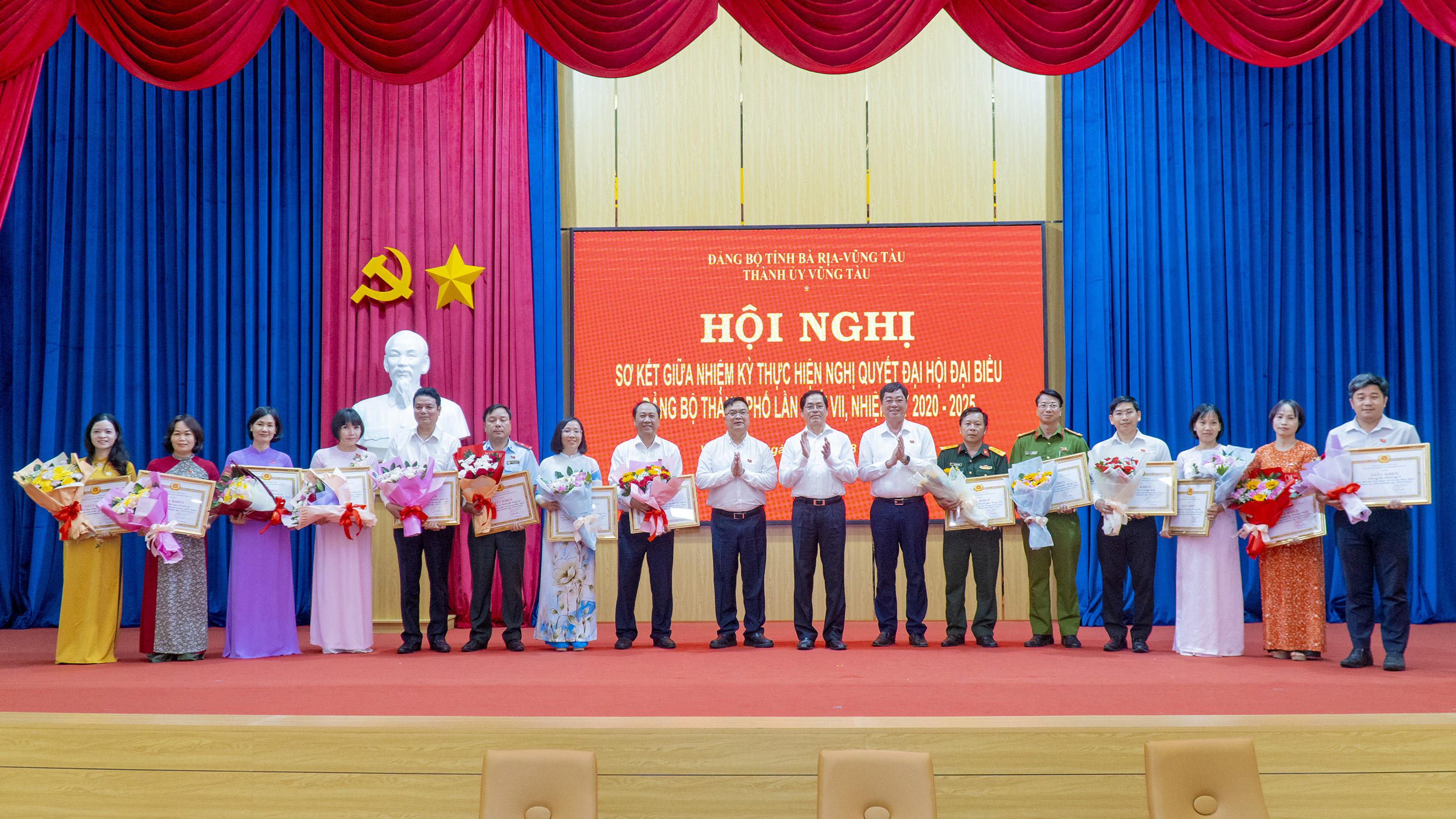Bí thư Tỉnh ủy Phạm Phạm Viết Thanh và lãnh đạo TP.Vũng Tàu trao Giấy khen  đến các tổ chức đảng có thành tích xuất sắc trong thực hiện nhiệm vụ.
