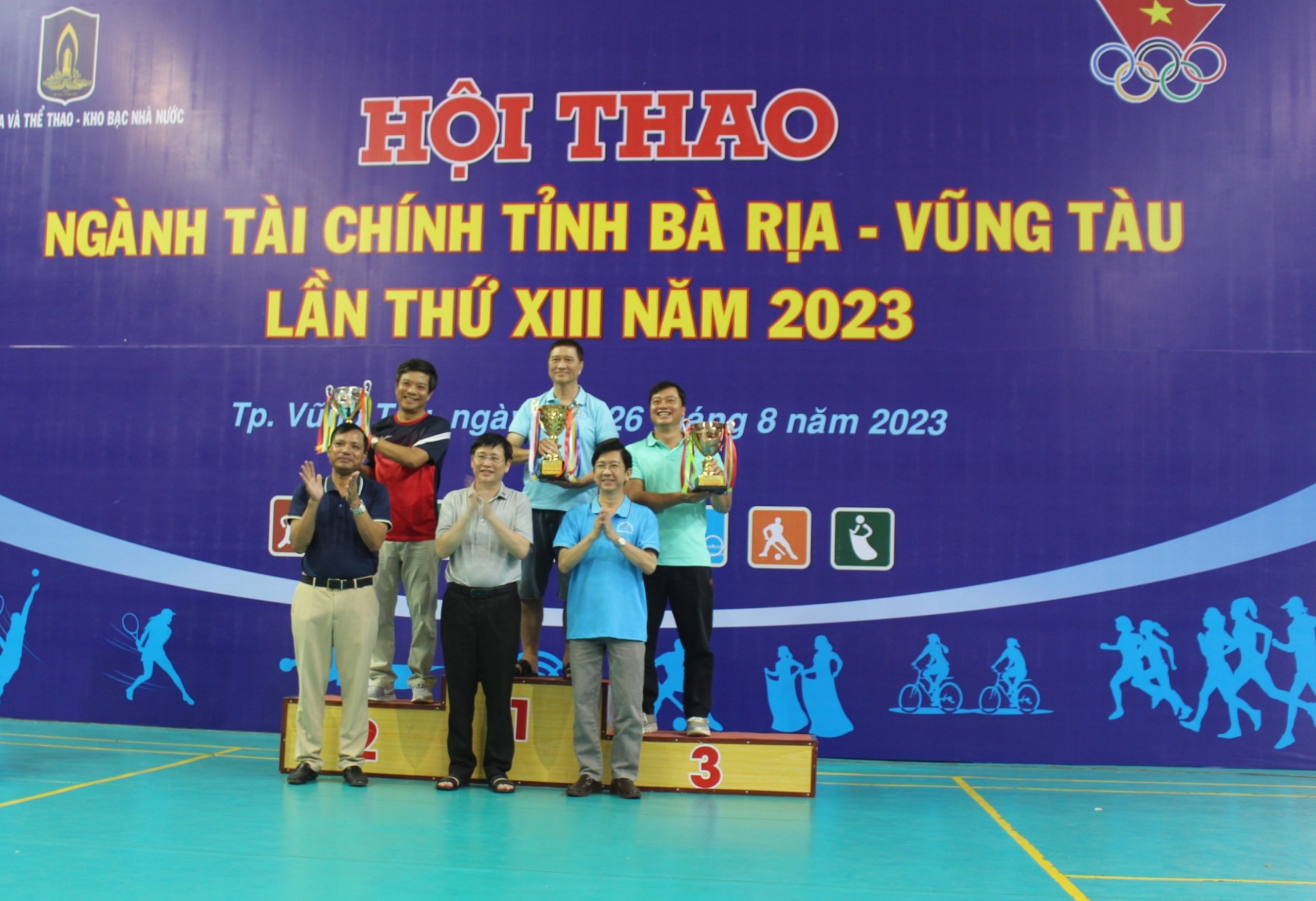 Ông Lê Ngọc Khánh, Phó Chủ tịch UBND tỉnh; ông Trần Xuân Khánh, Giám đốc KBNN tỉnh; ông Ngô Phước Thành, Giám đốc Sở Tài chính trao giải Nhất, Nhì, Ba toàn đoàn cho các đơn vị.