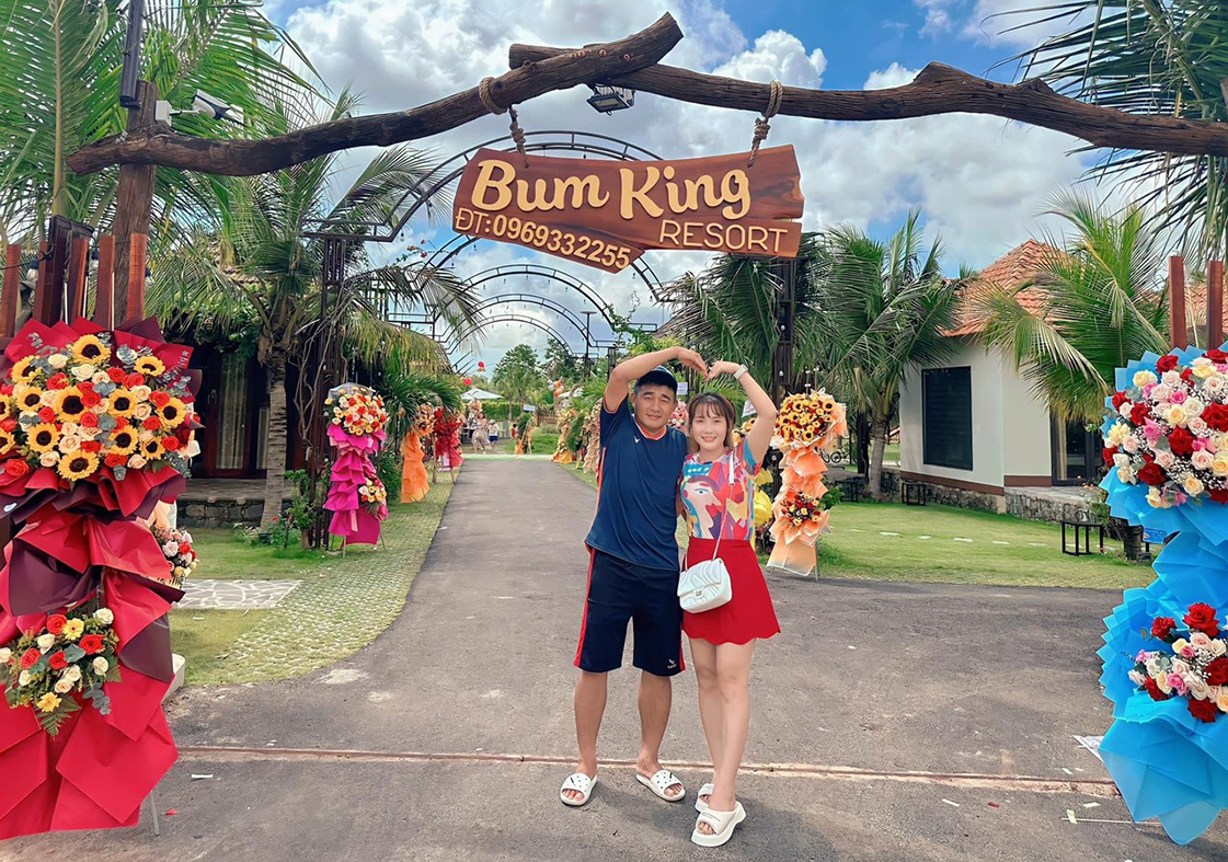 Du khách chụp ảnh lưu niêm tại Bum King Resort nhân dịp khai trương