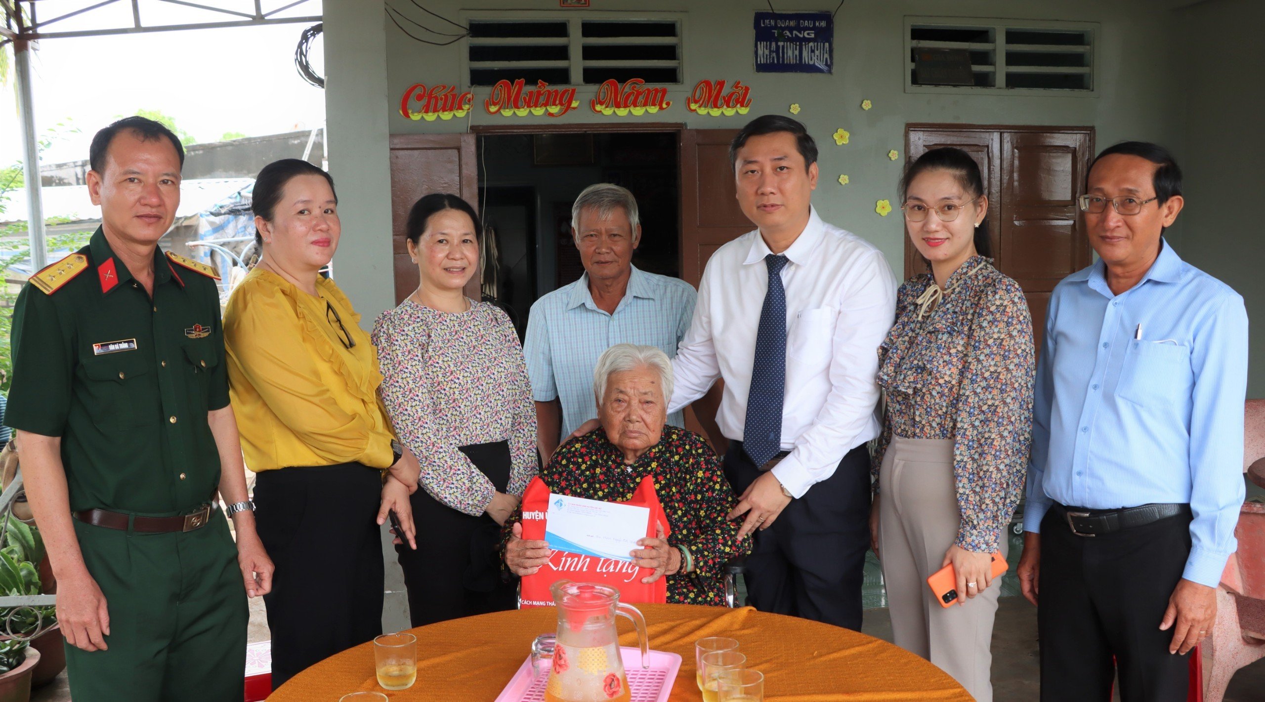 Đoàn do ông Nguyễn Công Danh, Bí thư Huyện uỷ làm trưởng đoàn đã đến thăm, tặng quà Mẹ VNAH Nguyễn Thị Chính (xã Láng Dài).