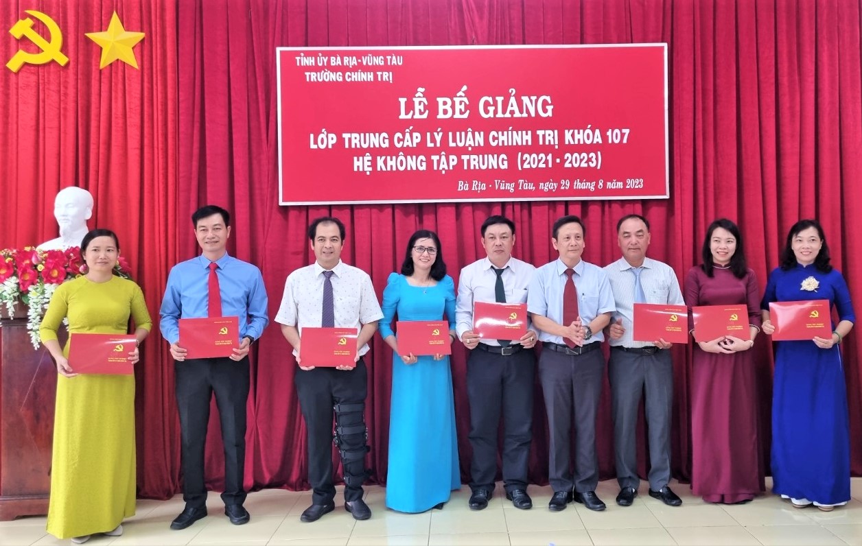 Các học viên nhận bằng tốt nghiệp tại lễ bế mạc lớp Trung cấp lý luận chính trị khóa 107-Hệ không tập trung (2021-2023).