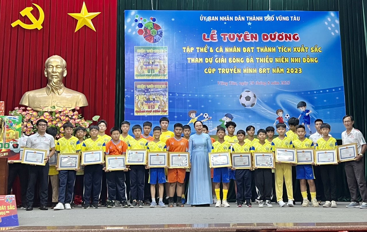 Bà Nguyễn Thị Thu Hương, Phó Chủ tịch UBND TP. Vũng Tàu khen thưởng các cầu thủ nhí U11. 