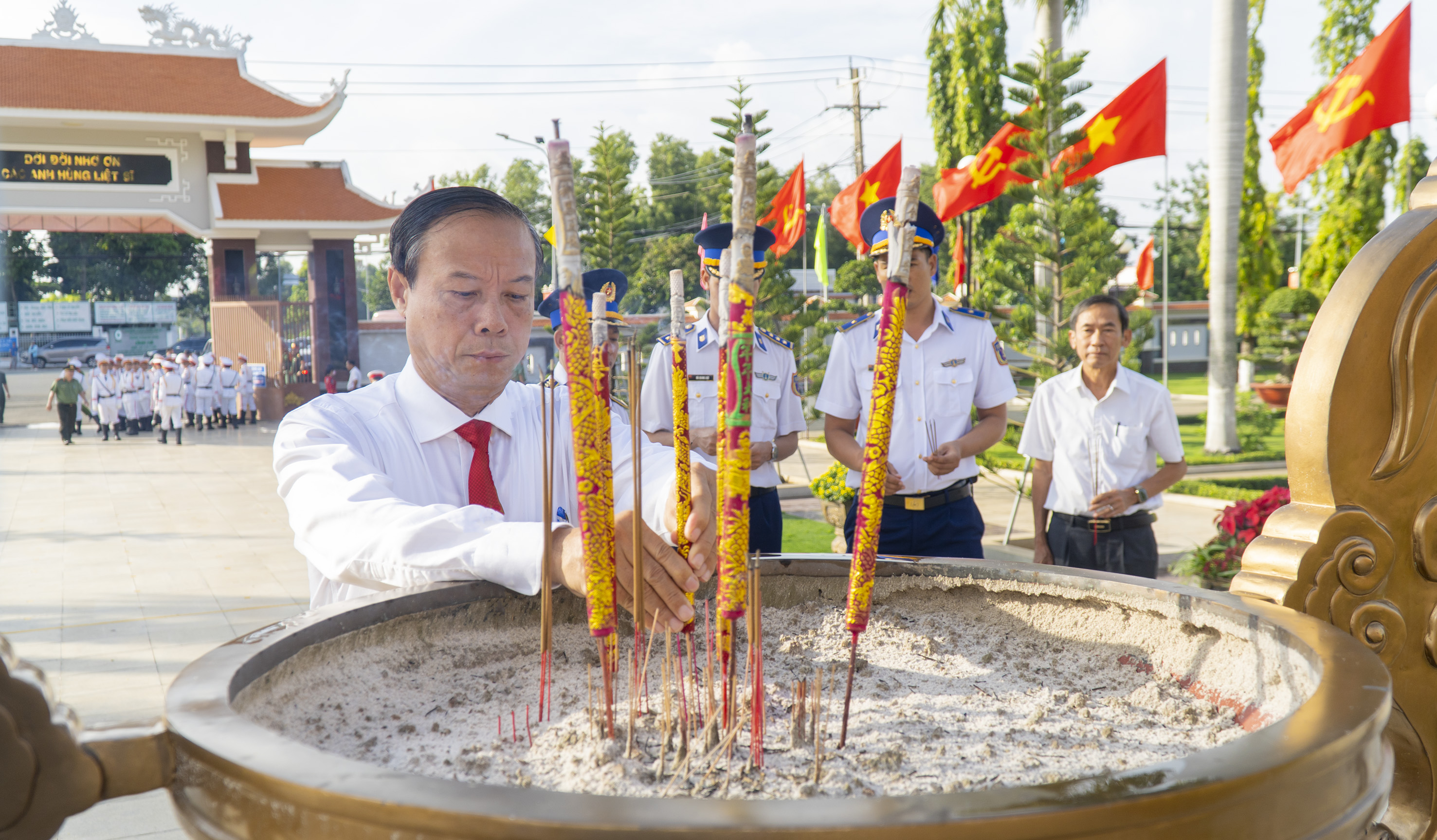 Ông Nguyễn Văn Thọ, Phó Bí thư Tỉnh ủy, Chủ tịch UBND tỉnh thắp hương tại Tượng đài Liệt sĩ, Nghĩa trang Liệt sĩ tỉnh.