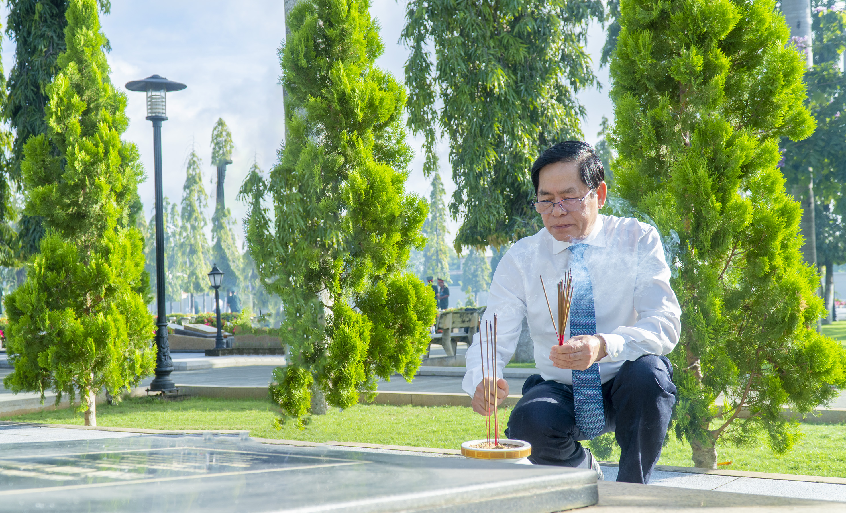 Ông Phạm Viết Thanh, Ủy viên Trung ương Đảng, Bí thư Tỉnh ủy, Chủ tịch HĐND tỉnh thắp hương tại các phần mộ liệt sĩ.