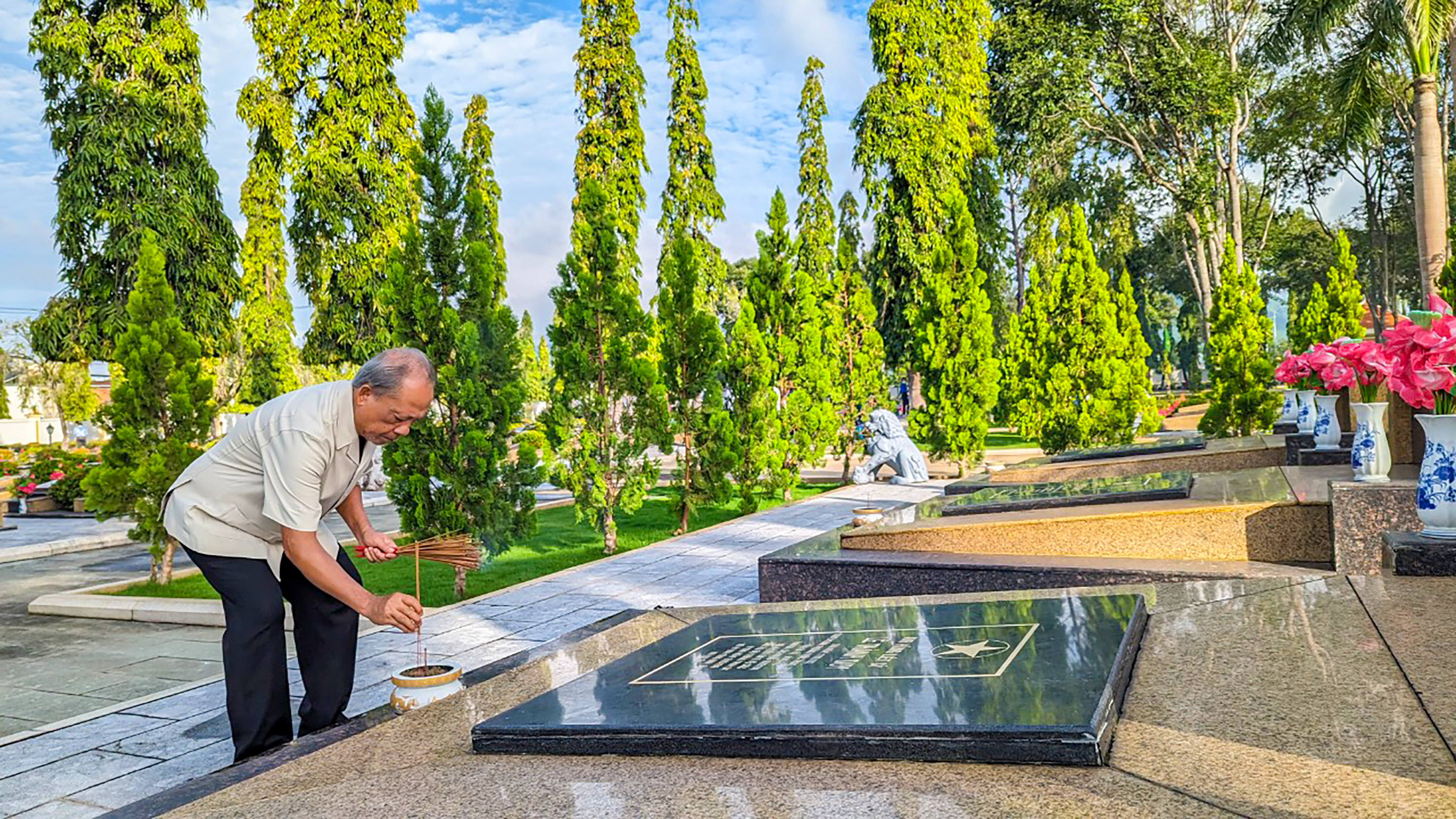 Ông Nguyễn Tuấn Minh, nguyên Bí thư Tỉnh ủy thắp hương tại các phần mộ liệt sĩ.