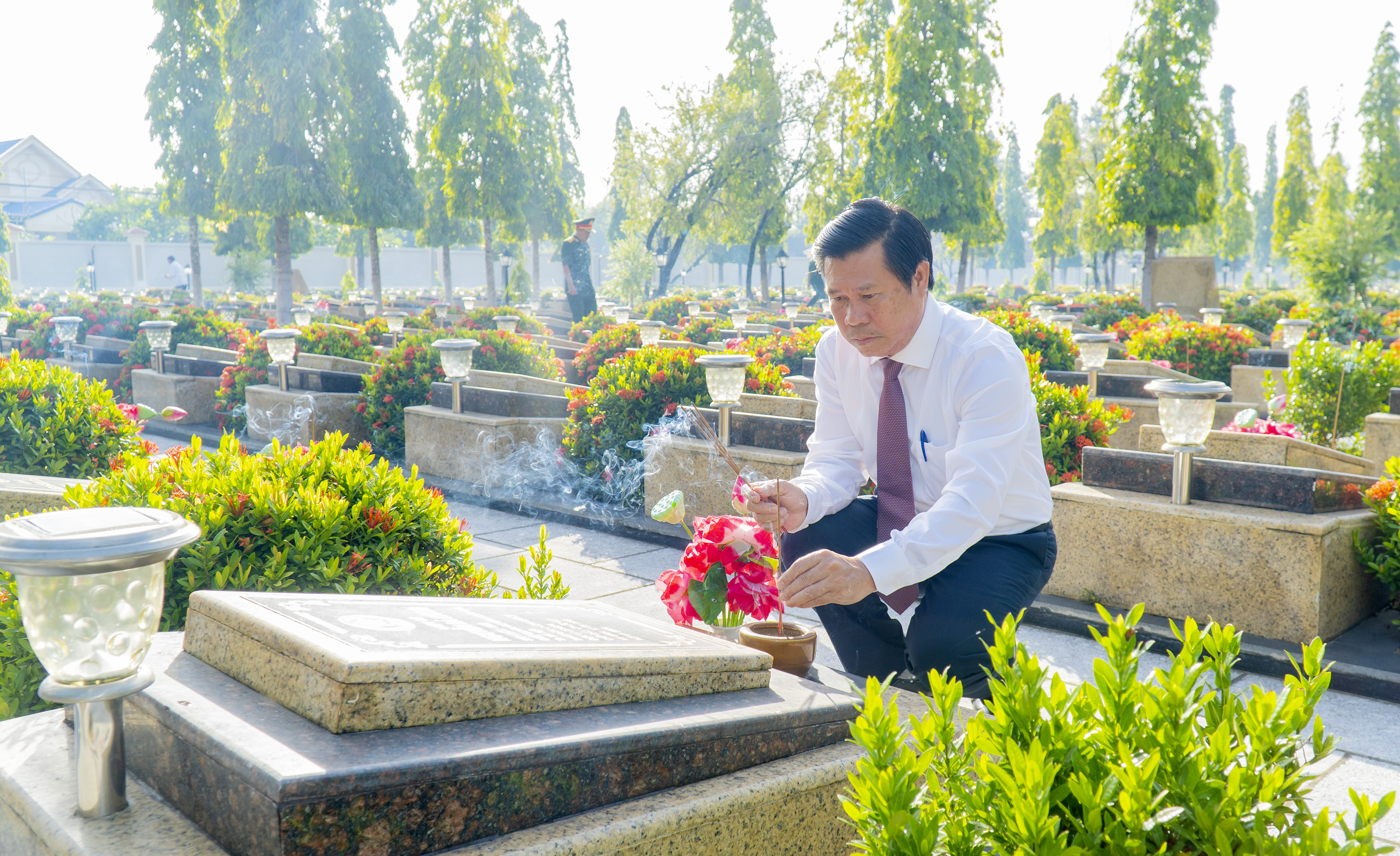 Ông Nguyễn Văn Xinh, Ủy viên Ban Thường vụ Tỉnh ủy, Trưởng Ban Tuyên giáo Tỉnh ủy thắp hương tại các phần mộ liệt sĩ.