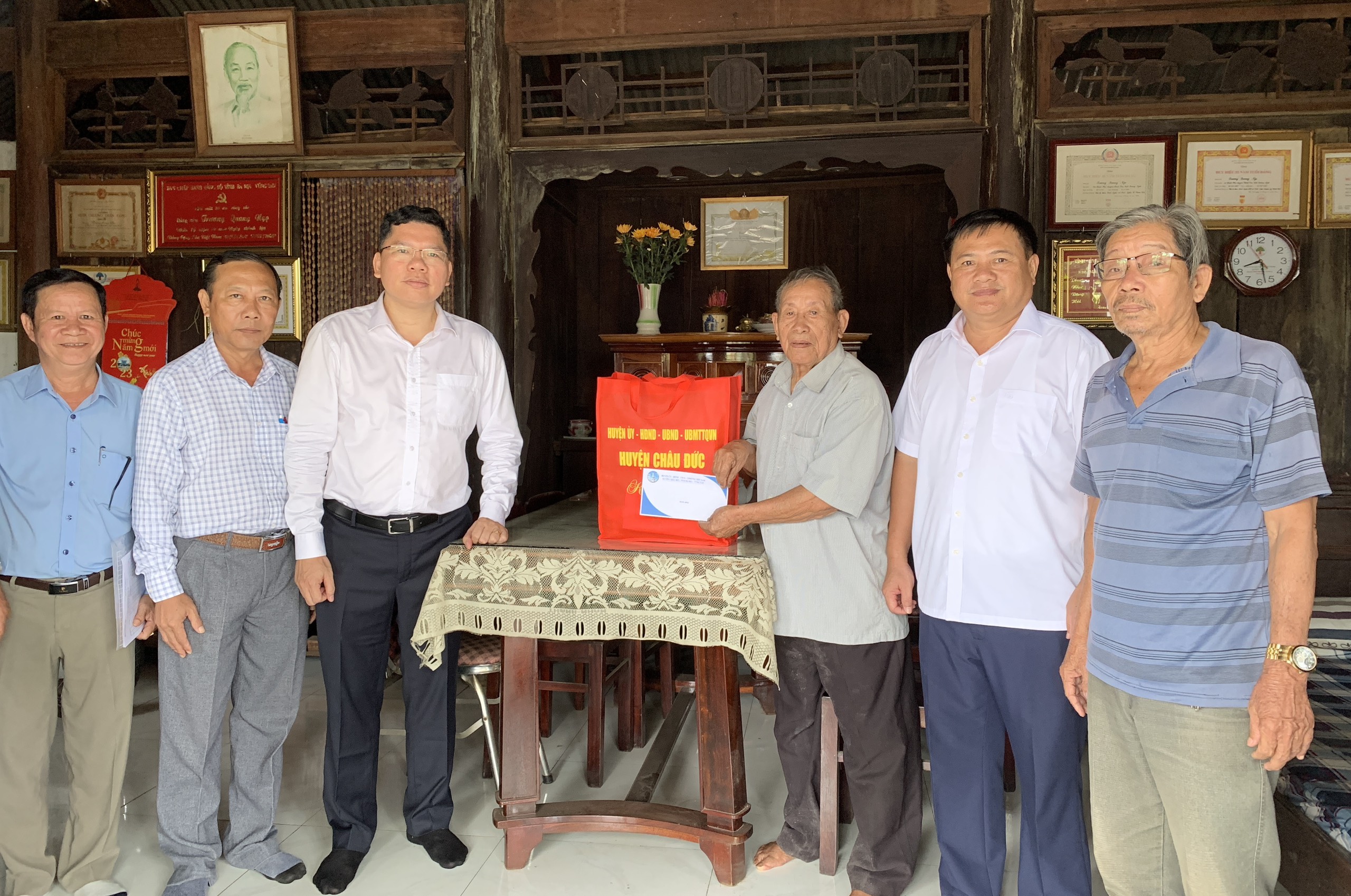 Ông Hoàng Nguyên Dinh, Bí thư Huyện ủy Châu Đức đến thăm, tặng quà gia đình ông Trương Quang Ngọ (70 năm tuổi Đảng, xã Suối Nghệ).