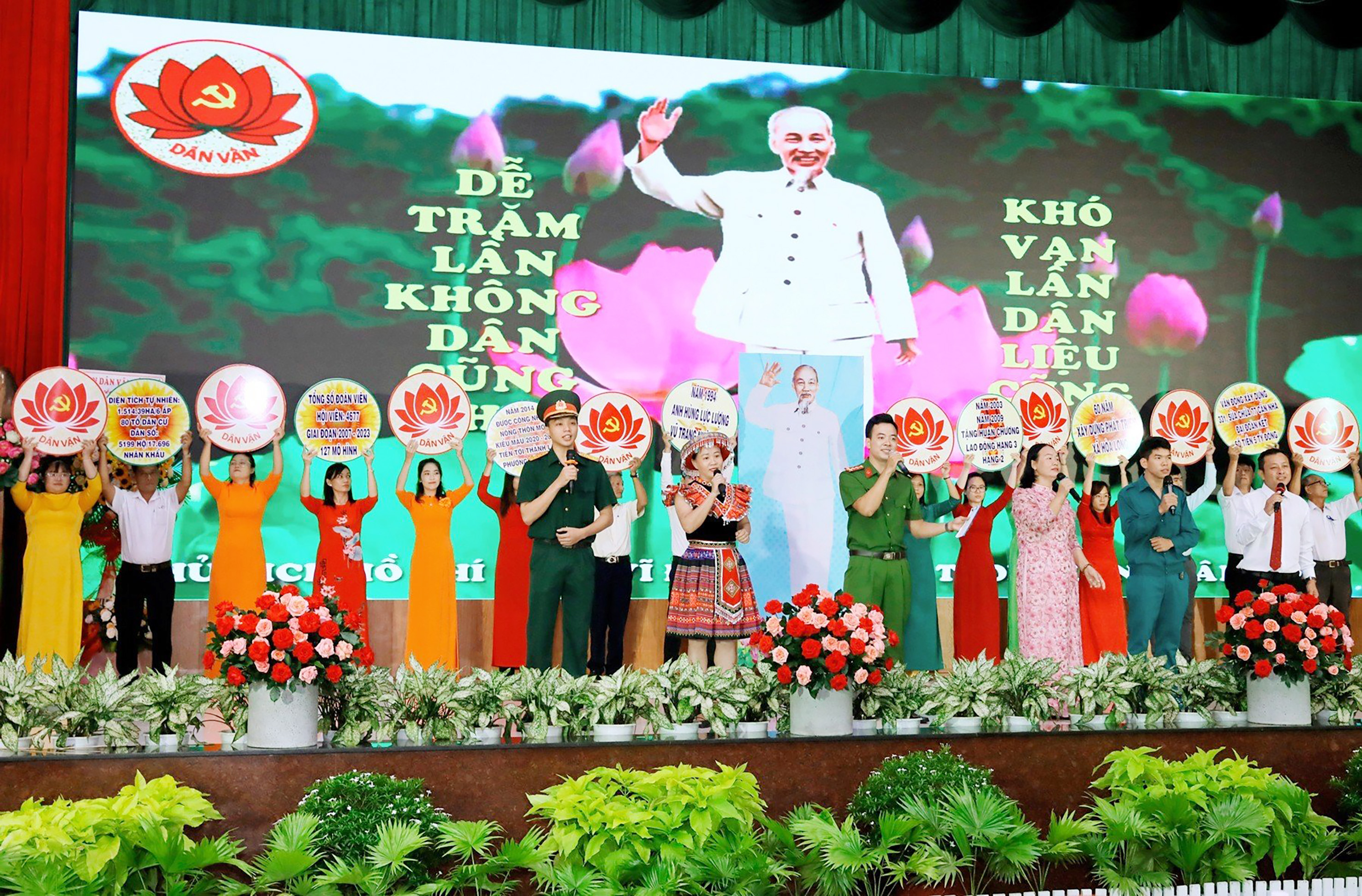 Phần thi chào hỏi của đội thi Đảng bộ xã Hòa Long tại hội thi.