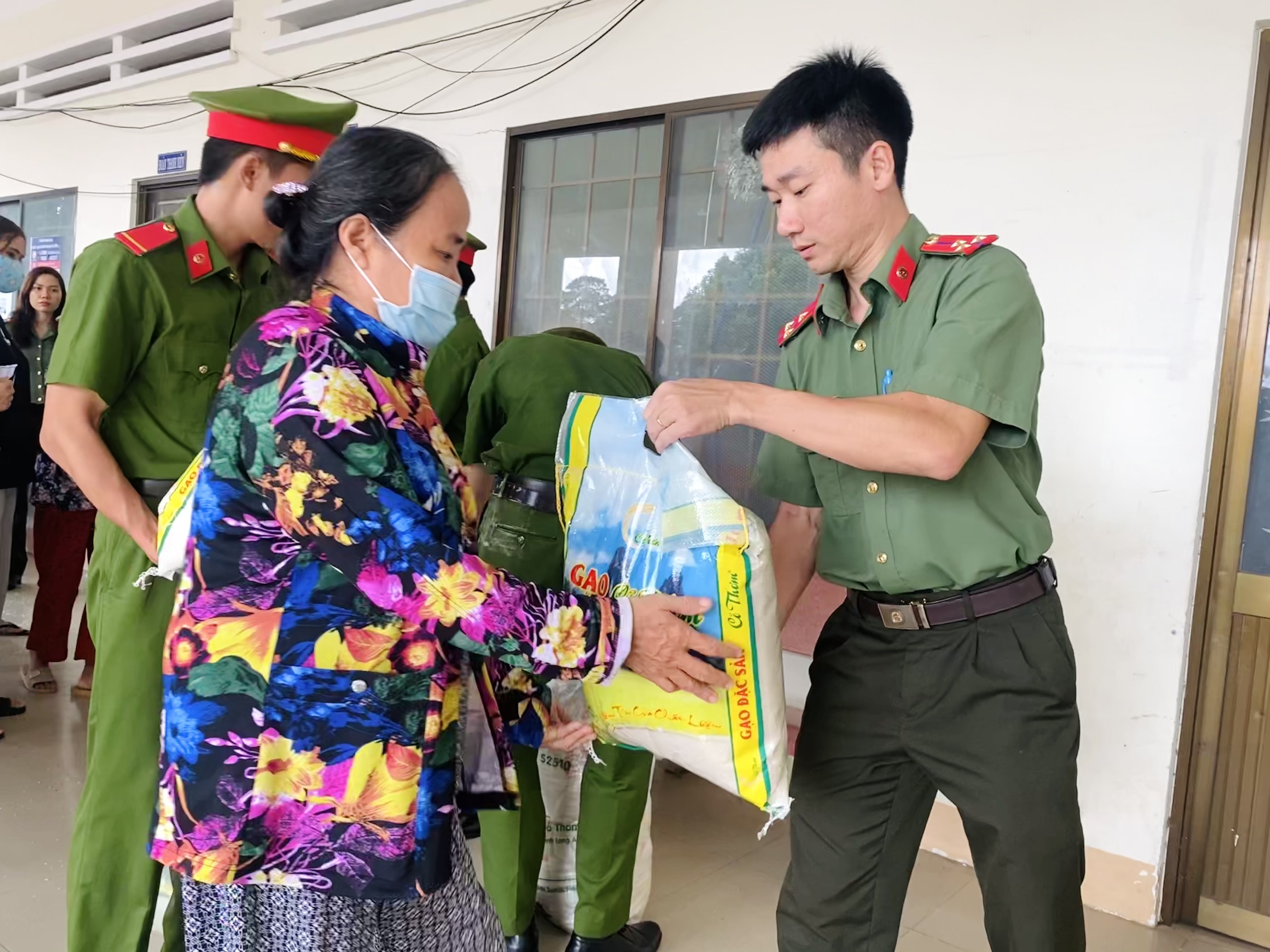 Cán bộ, chiến sĩ đưa gạo tận tay cho người dân