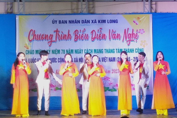 Liên khúc: Dưới lá cờ Vinh quang - Tổ quốc vinh quang do các nghệ sĩ Trung tâm Văn hó a tỉnh biểu diễn lưu động tại Trung tâm VHTT - HTCĐ xã Kim Long (huyện Châu Đức).