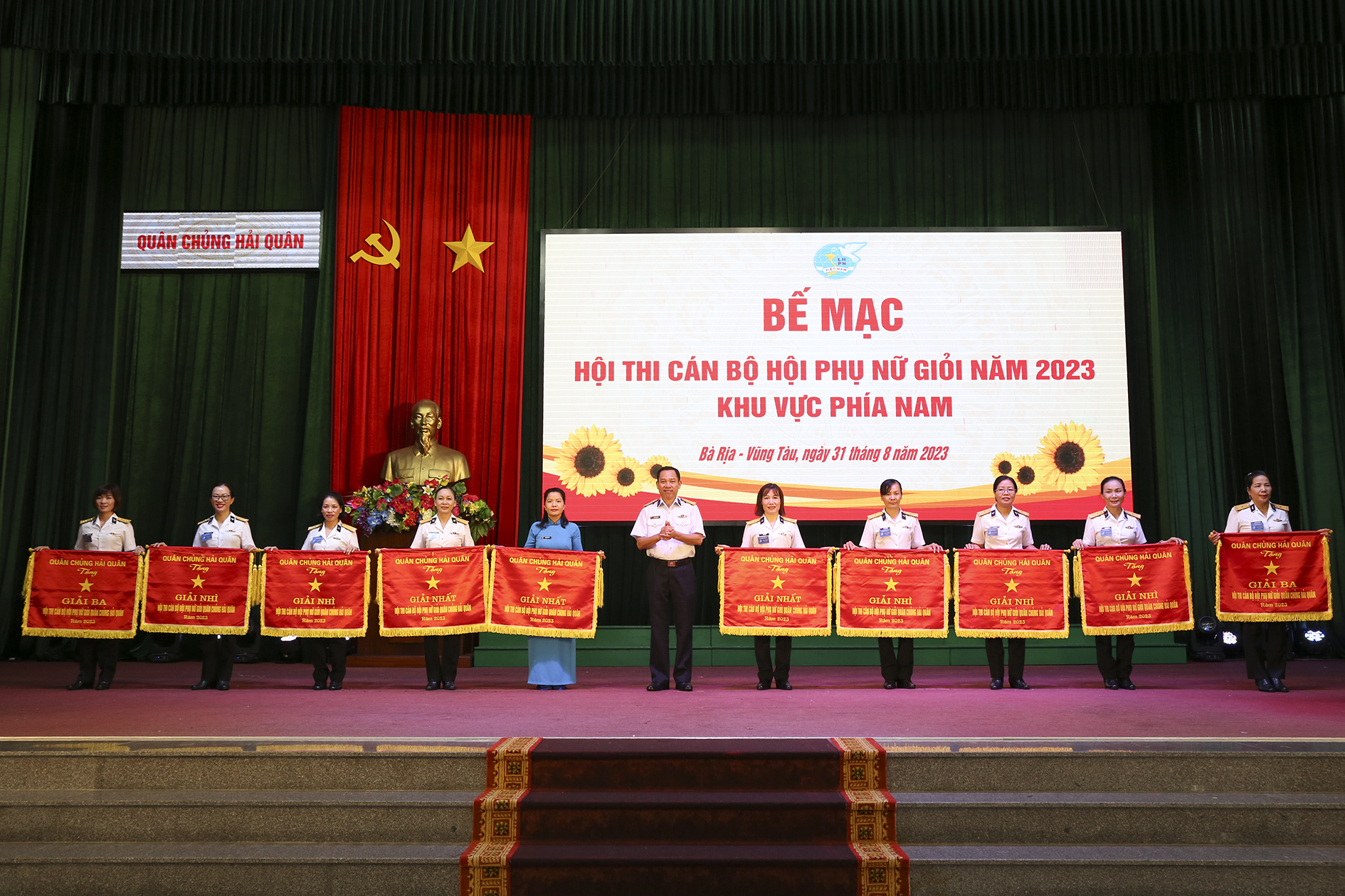 Ban tổ chức trao giải Nhất, Nhì, Ba cho các đội.