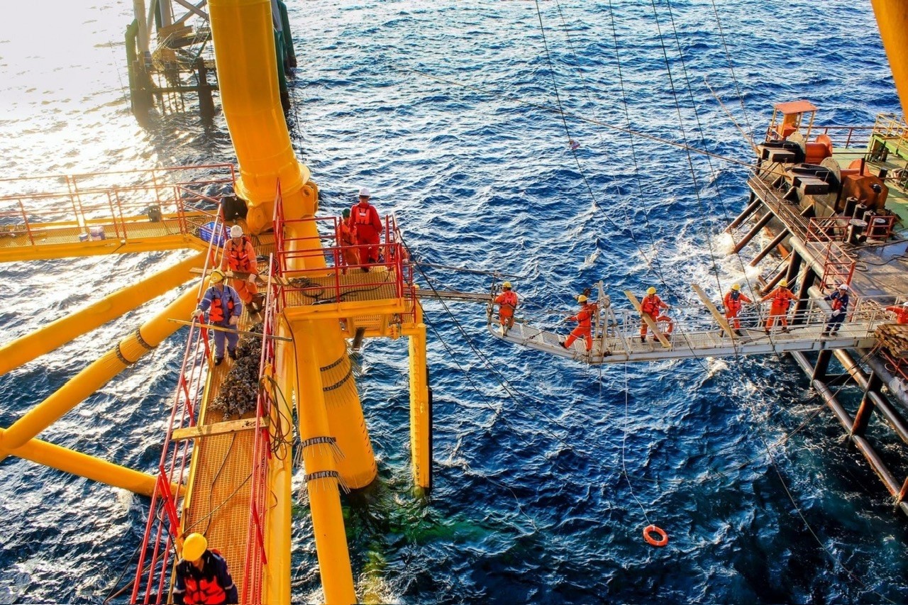 Người lao động làm việc trên giàn khoan dầu khí thuộc Petrovietnam.