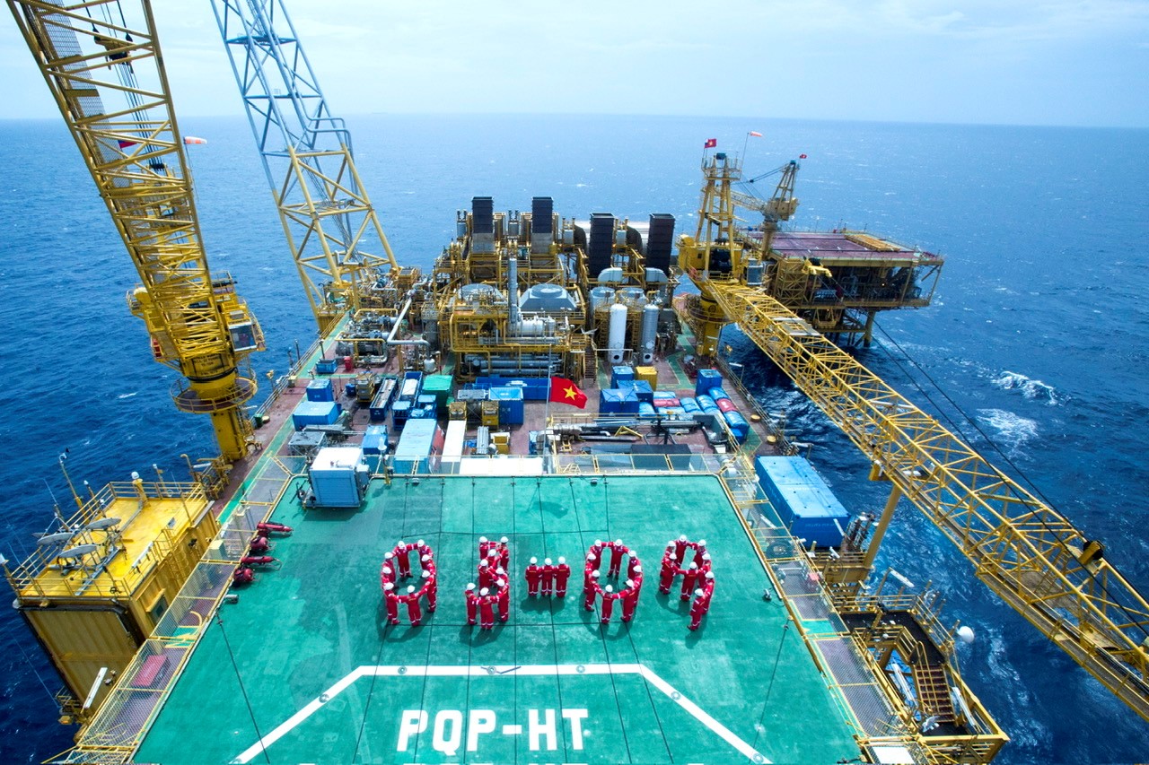 Người lao động trên cụm giàn Hải Thạch – Mộc Tinh xếp hình chào mừng Ngày thành lập Petrovietnam (3/9).