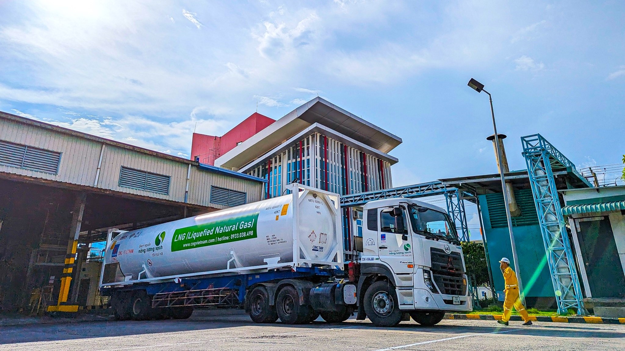 Xe bồn vận chuyển LNG tại nhà máy của CNG Việt Nam