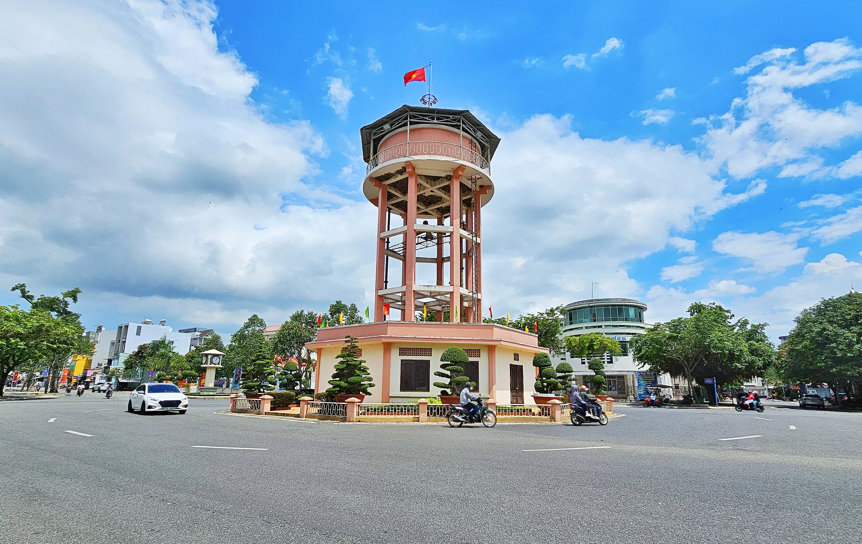 Cờ đỏ sao vàng trên nóc Nhà Tròn.