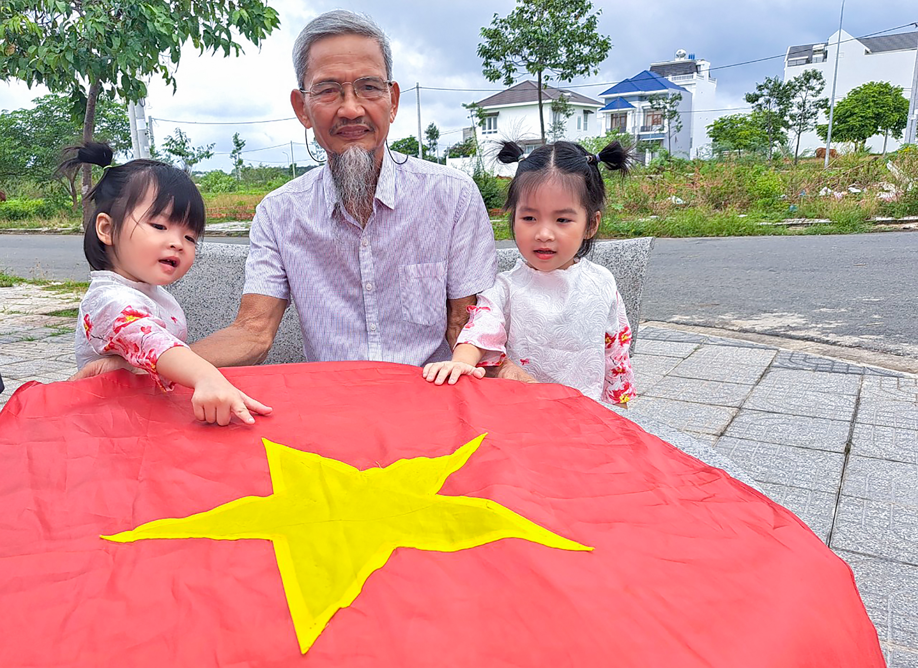 Suốt mấy chục năm qua, cứ gần đến ngày Quốc khánh, ông Nguyễn Văn Kỳ (71 tuổi, ngụ tại ấp Tây, xã Hòa Long, TP. Bà Rịa) lại tỉ mỉ sửa soạn lá Cờ đỏ Sao vàng…
