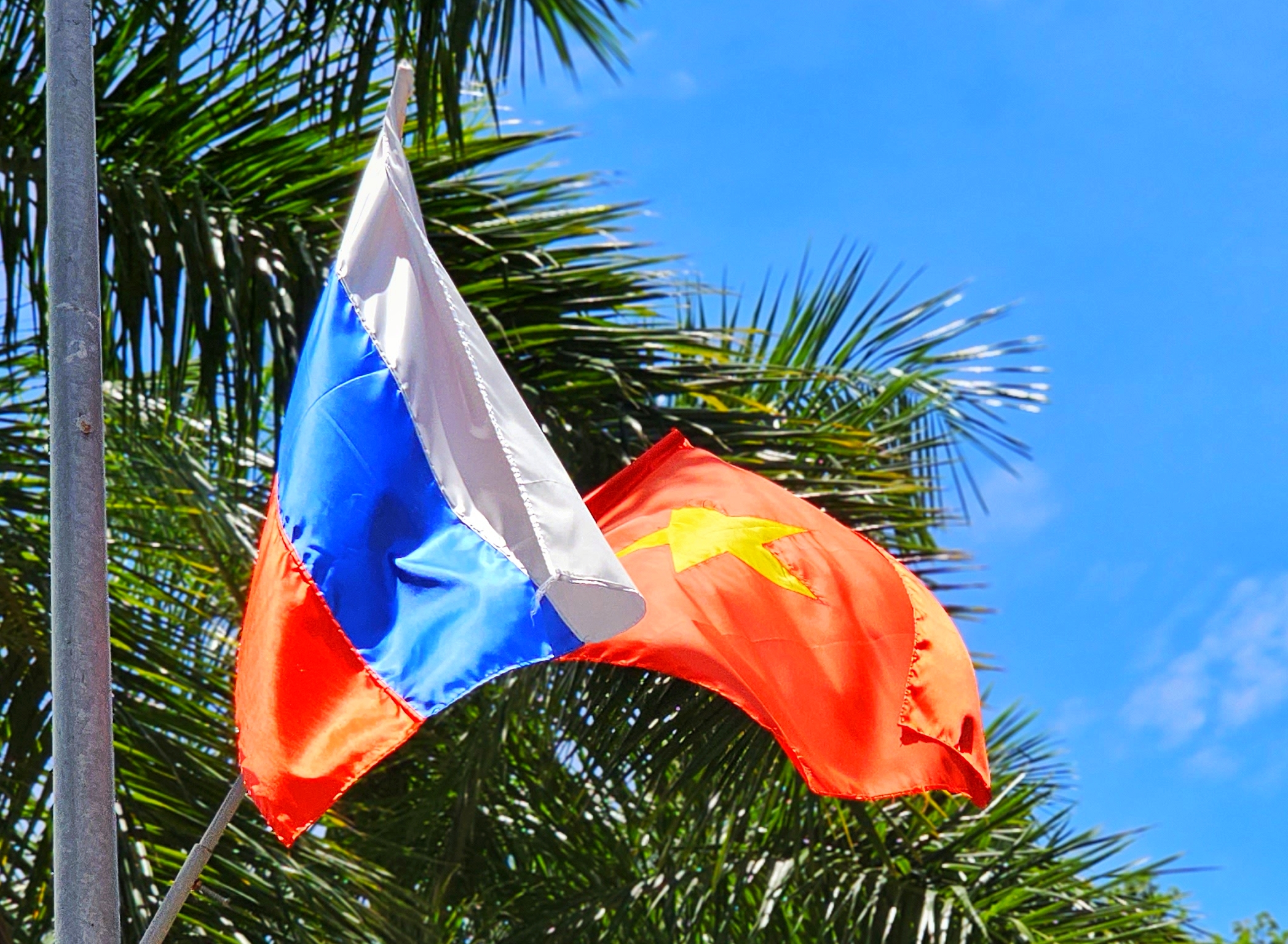 Cờ của đất nước Việt Nam và Nga...