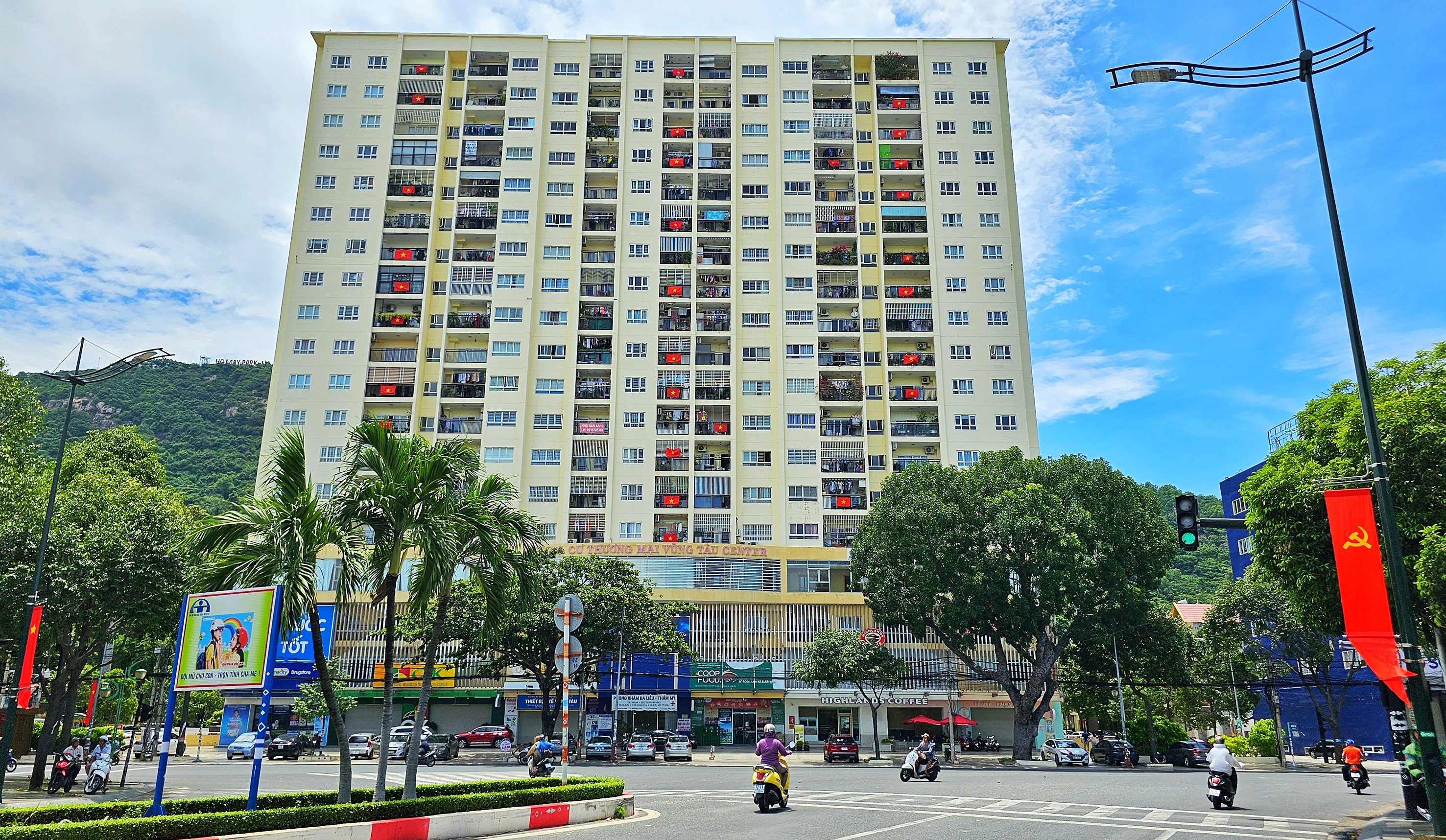 Hơn 400 hộ dân ở Chung cư Vũng Tàu Plaza treo Cờ Tổ quốc chào mừng 78 năm Cách mạng Tháng 8 và Quốc khánh 2/9.