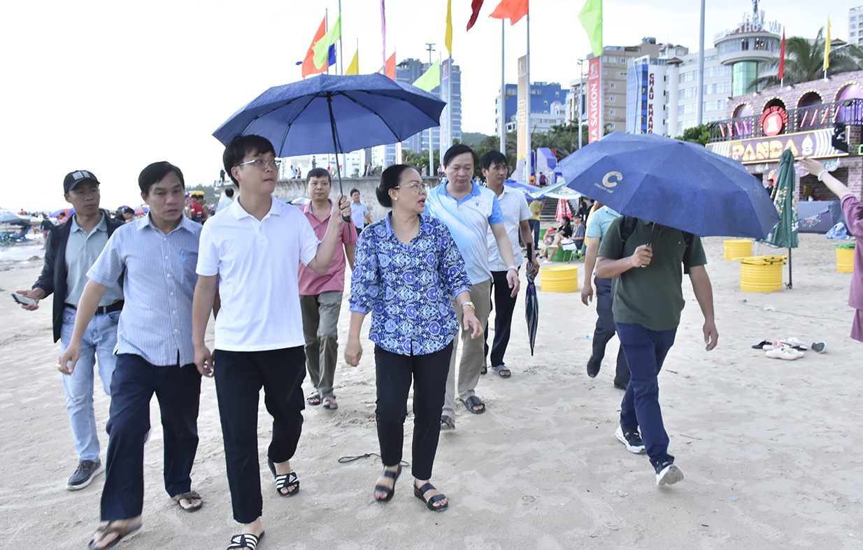 bà Nguyễn Thị Thu Hương, Phó Chủ tịch UBND TP.Vũng Tàu thị sát khu vực Lễ hội bia “Vũng Tàu BeerFest”