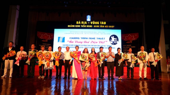 Ông Lê Văn Minh, Phó Ban Tuyên giáo Tỉnh ủy ; ông Trần Văn Lợi, Phó Giám đốc Sở VH-TT và ông Huỳnh Văn Hồng, Chủ tịch Hội VH-NT tỉnh tặng hao chúc mừng các nhạc sĩ, nghệ sĩ.