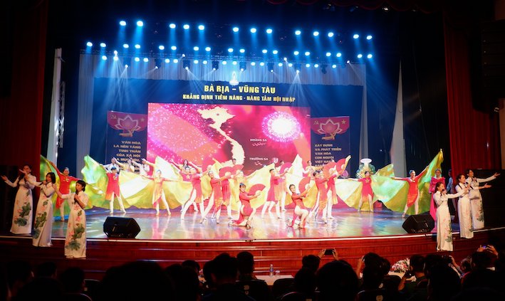 Các nghệ sĩ Trung tâm Văn hóa và Nhà hát tỉnh biểu diễn tiết mục 