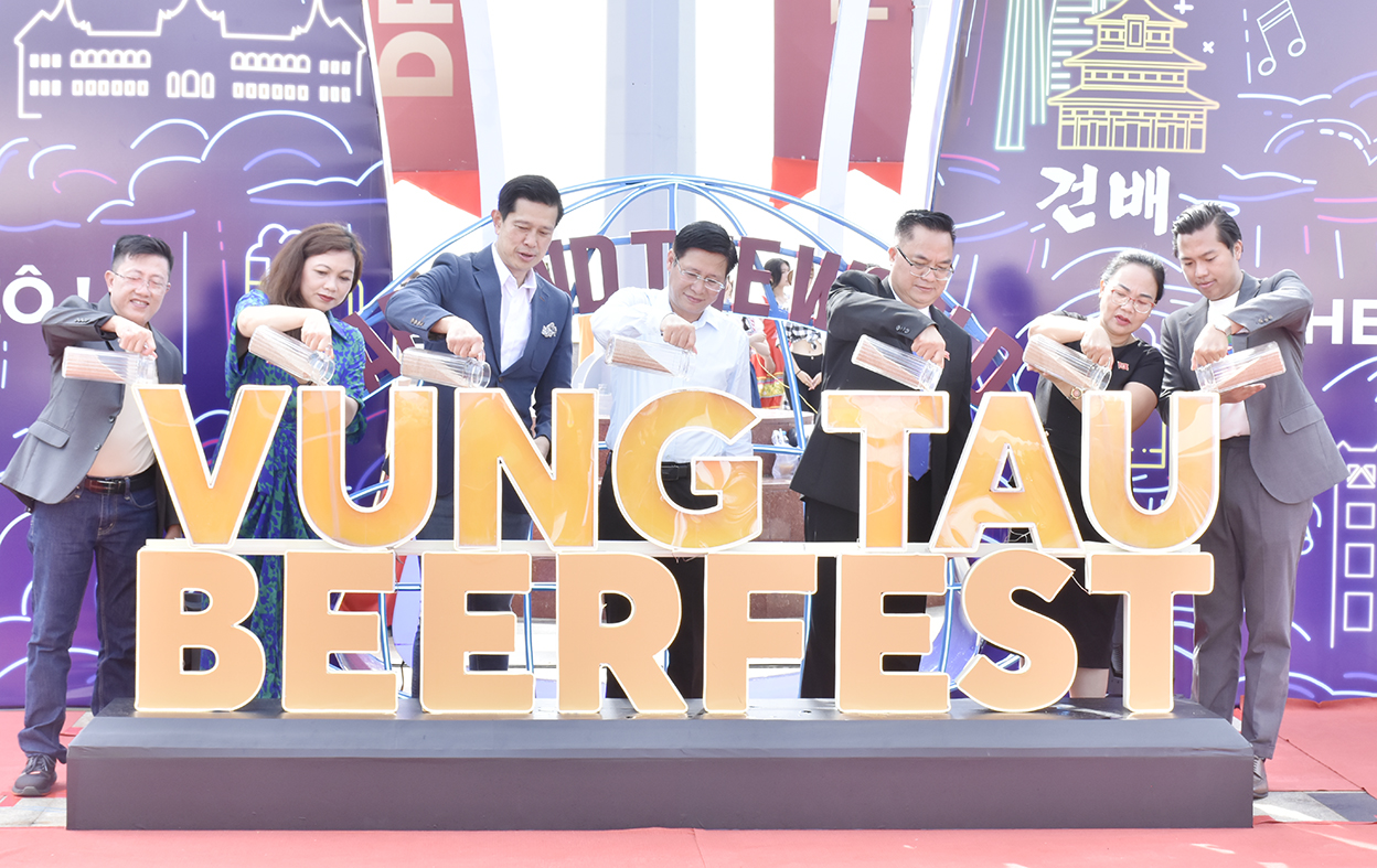 Các đại biểu thực hiện nghi thức khai mạc Lễ hội bia “Vũng Tàu BeerFest”