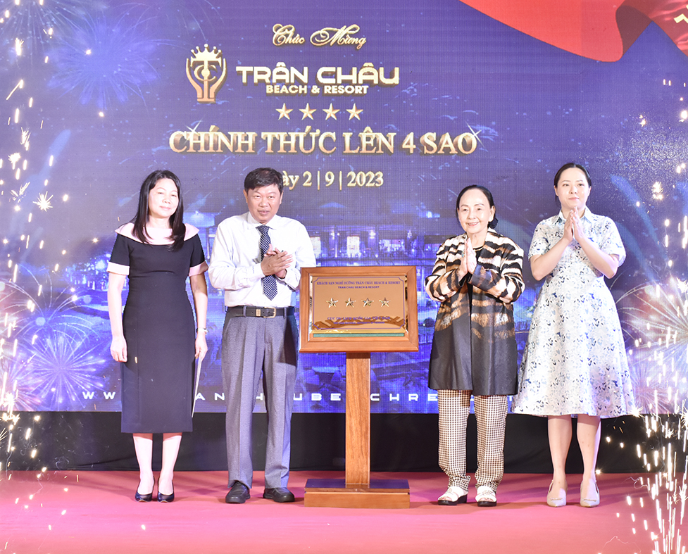 Lãnh đạo Sở Du lịch, huyện Đất Đỏ và đại diện Công ty CP Du lịch Thương mại và Xây dựng Trân Châu cùng thực hiện nghi thức công bố 4 sao cho Trân Châu Beach & Resort 