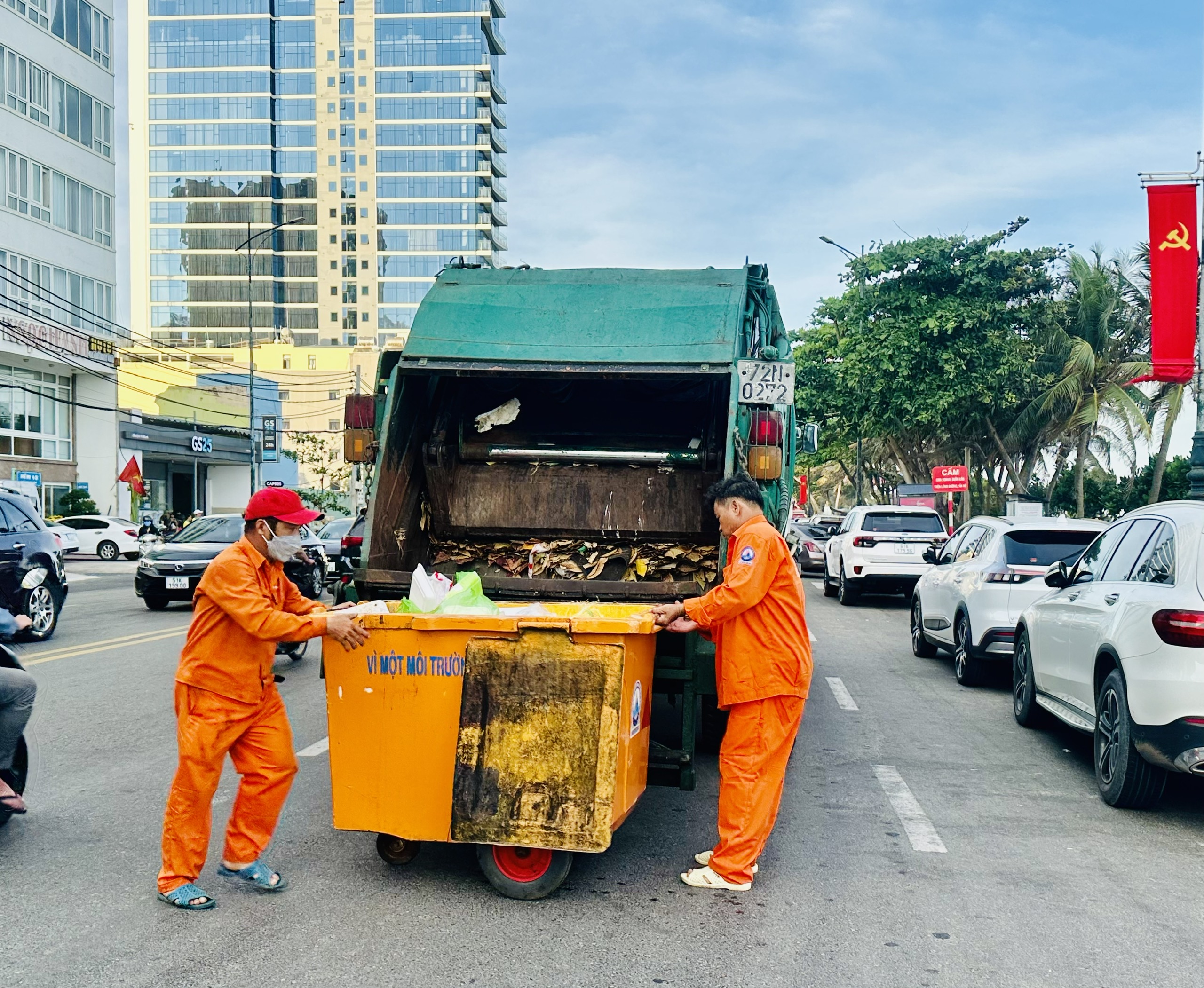 Công nhân VESCO thu gom rác dọc đường Thùy Vân, TP. Vũng Tàu