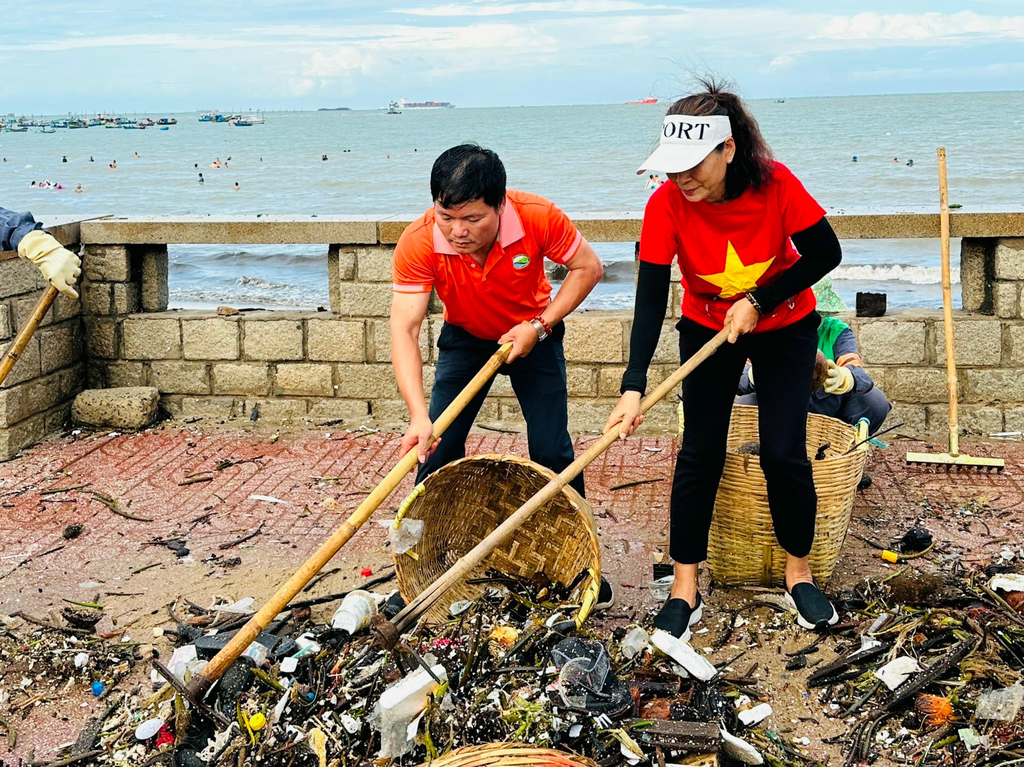 Thành viên CLB biển xanh sạch đẹp thu gom rác đại dương chào mừng lễ 2/9