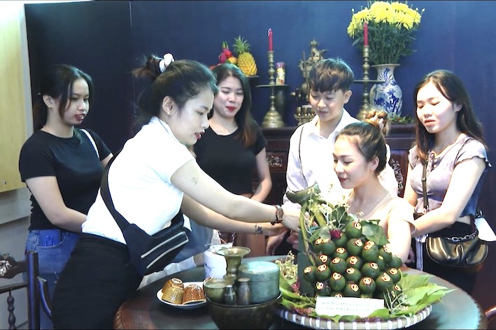 Du khách trải nghiệm tục ăn trầu tại gian trưng bày Bảo tàng tỉnh.
