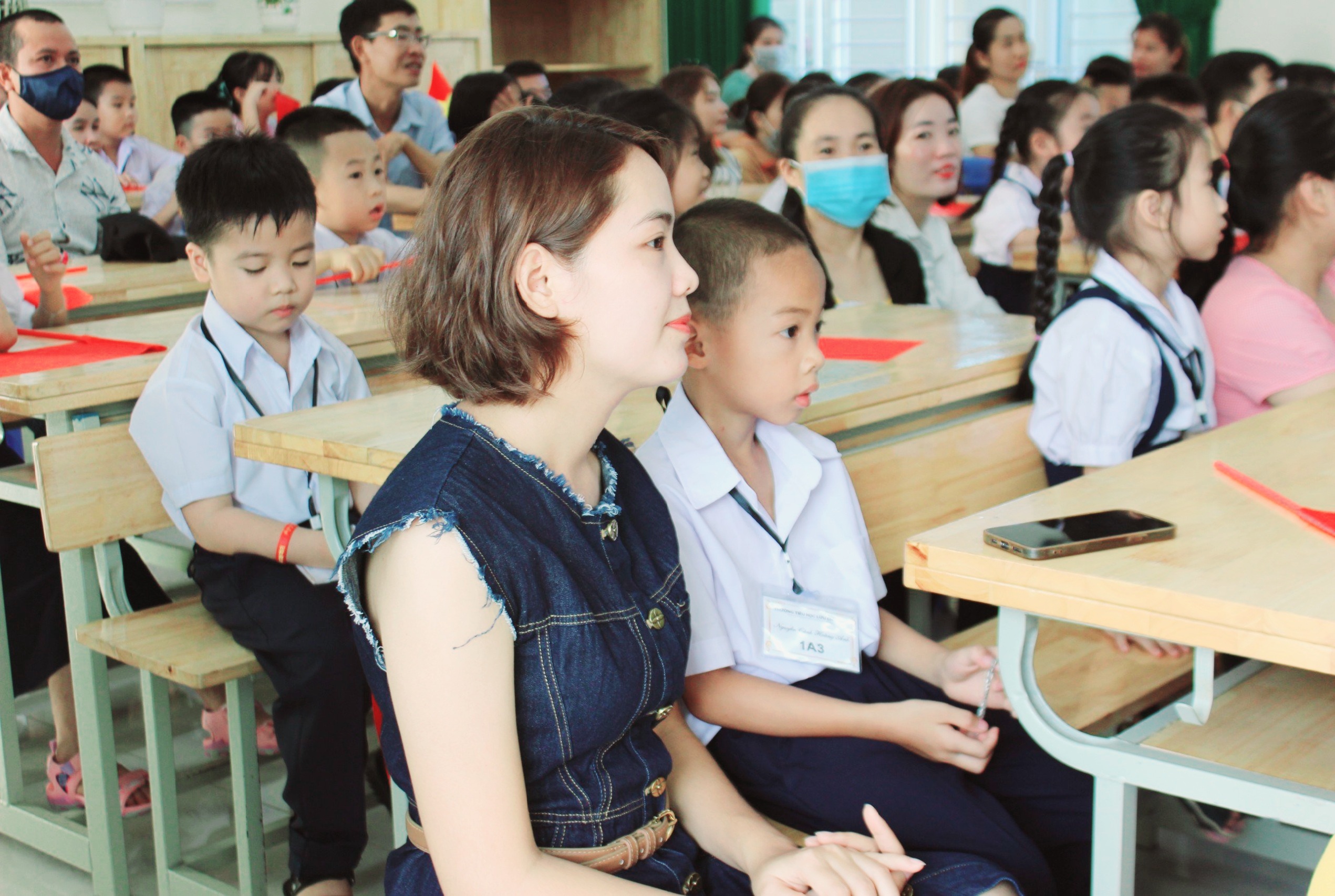 Sự đồng hành của phụ huynh là yếu tố quan trọng giúp HS lớp 1 vượt qua bước ngoặt khó khăn này.